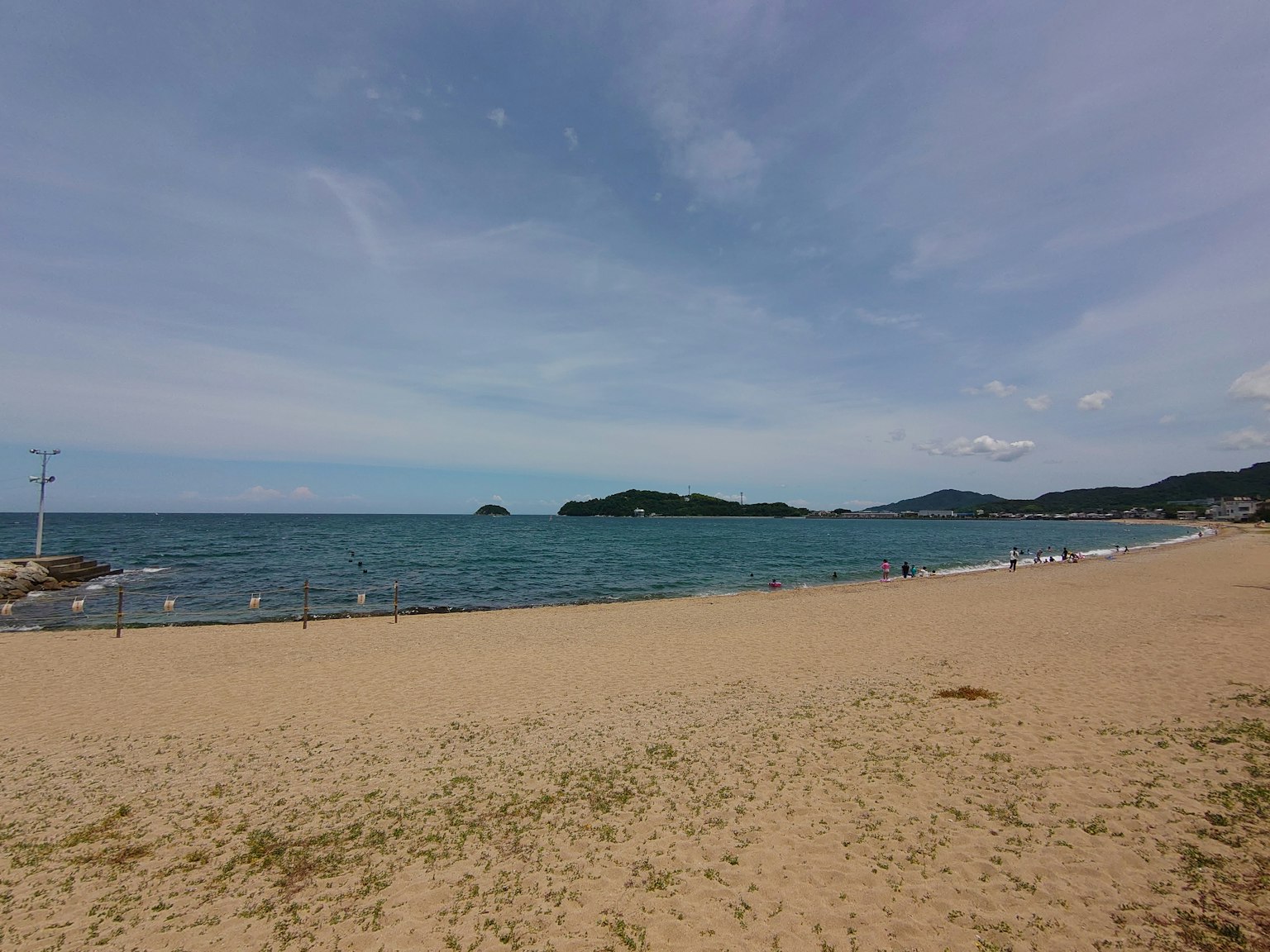 Scène de plage calme avec ciel bleu et vagues douces