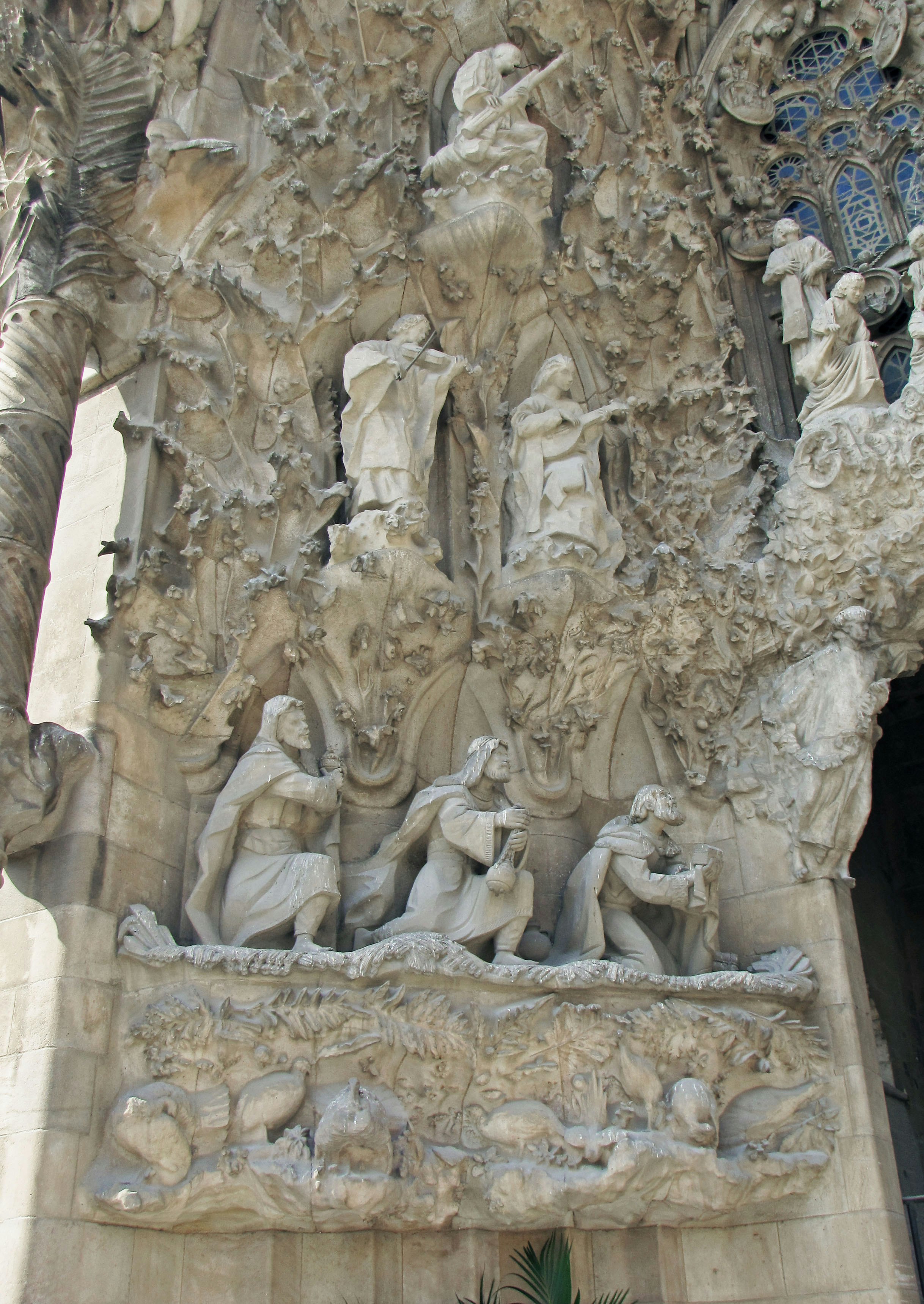 relief batu pahat dengan figur manusia di dinding