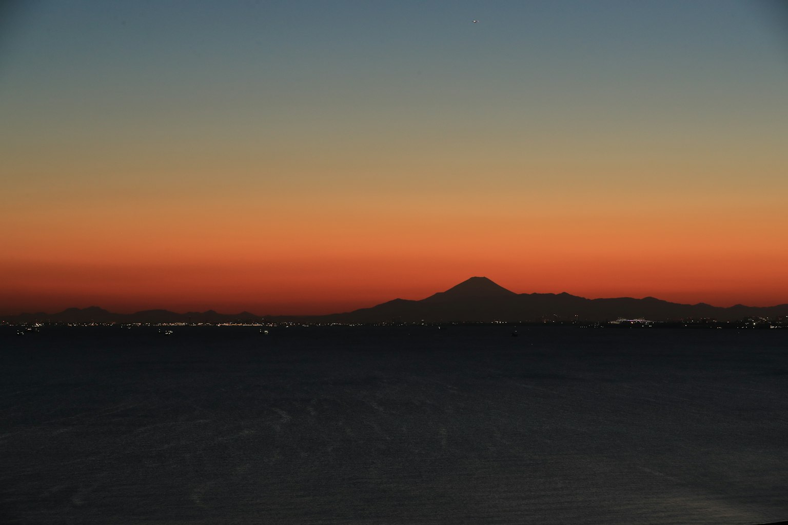 Sonnenuntergangshimmel mit Bergsilhouette