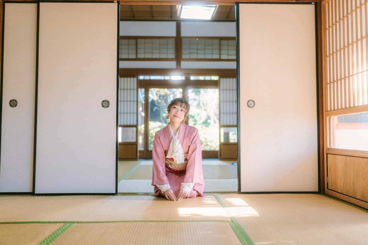 穿着和服的女性坐在传统日本房间里