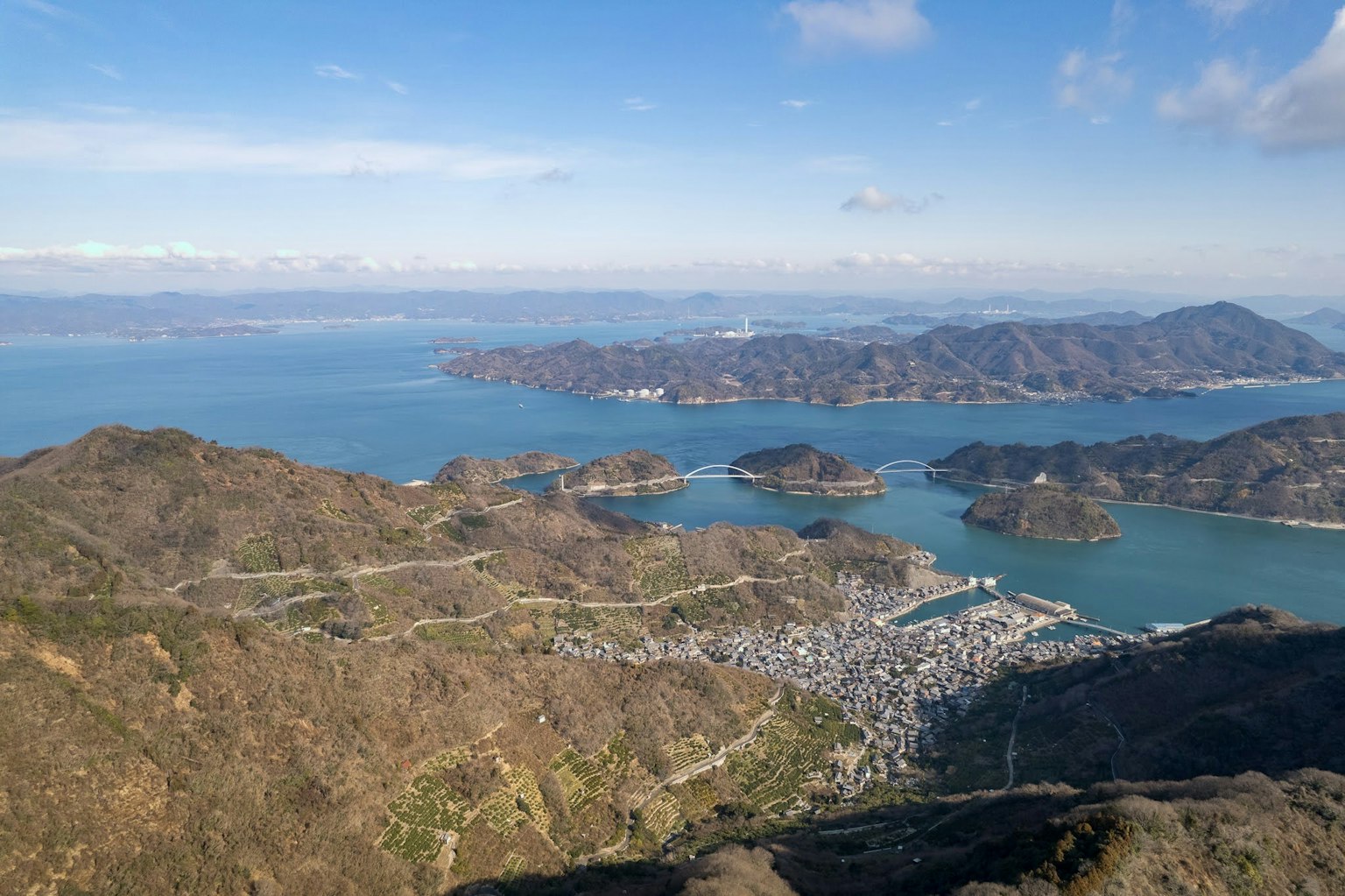 ทิวทัศน์ที่สวยงามของเกาะและมหาสมุทรจากภูเขา