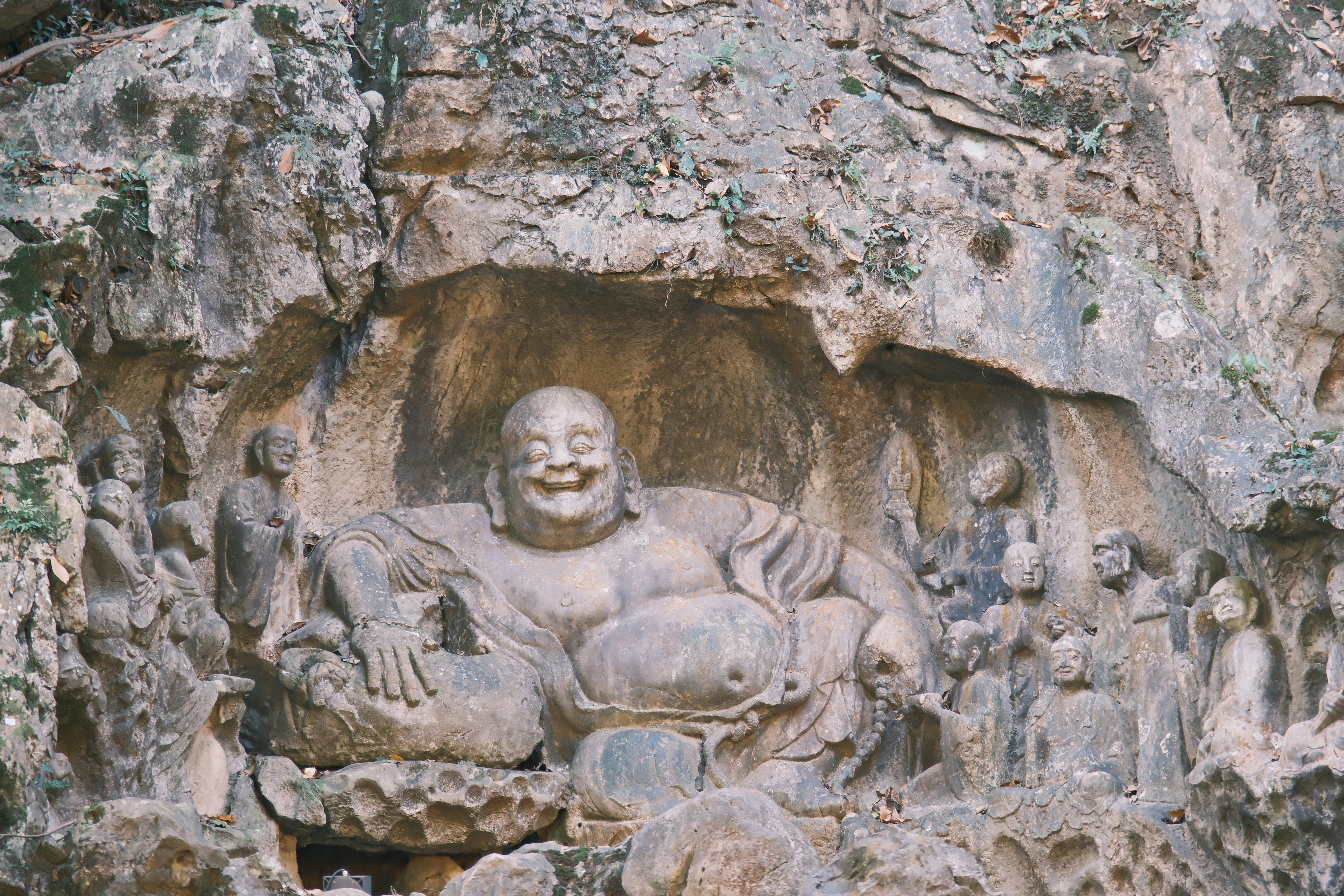 岩肌に彫られた大きな仏像のレリーフ