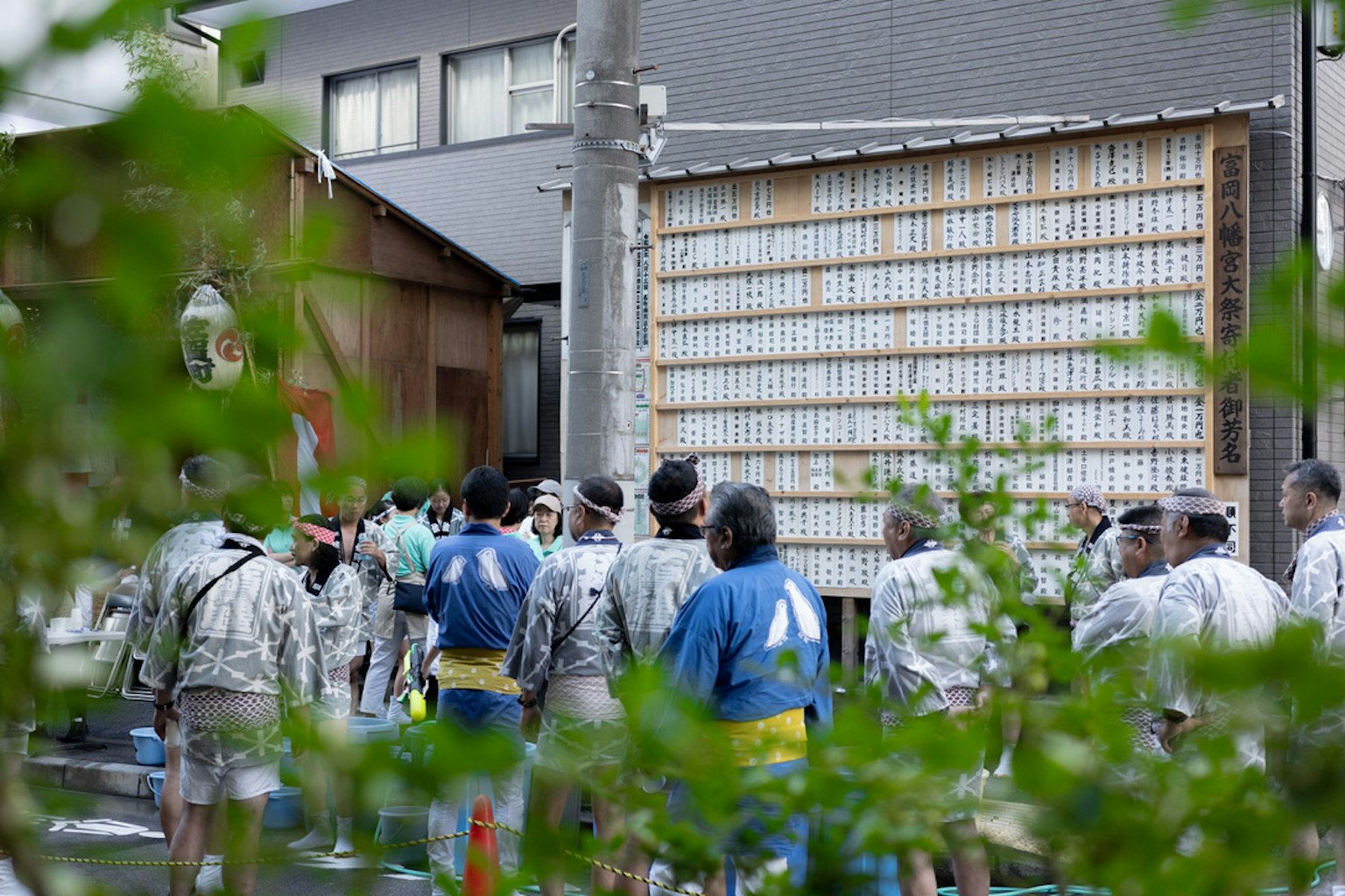 一群人聚集於傳統日本節日