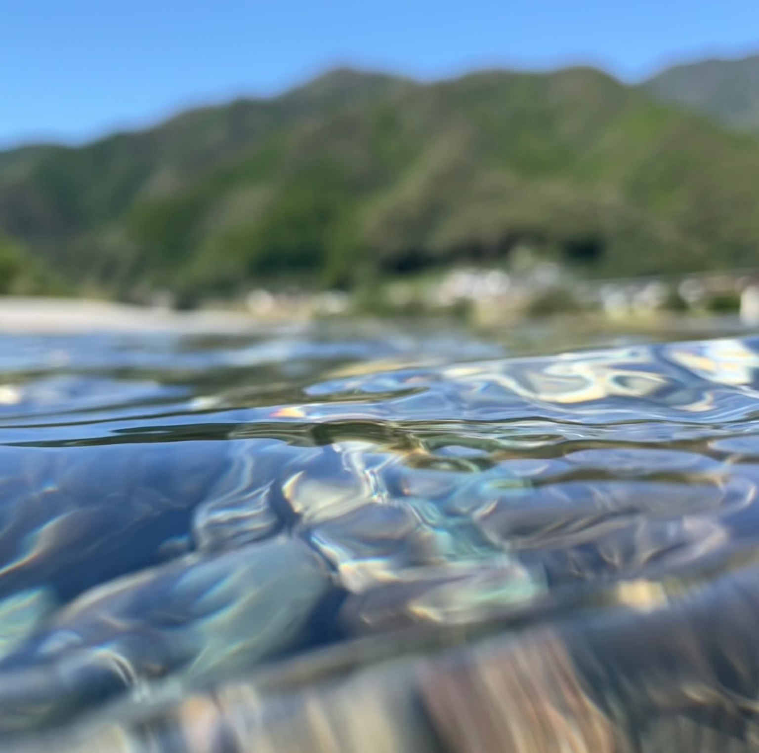 清澈的水面和背景中的山脉