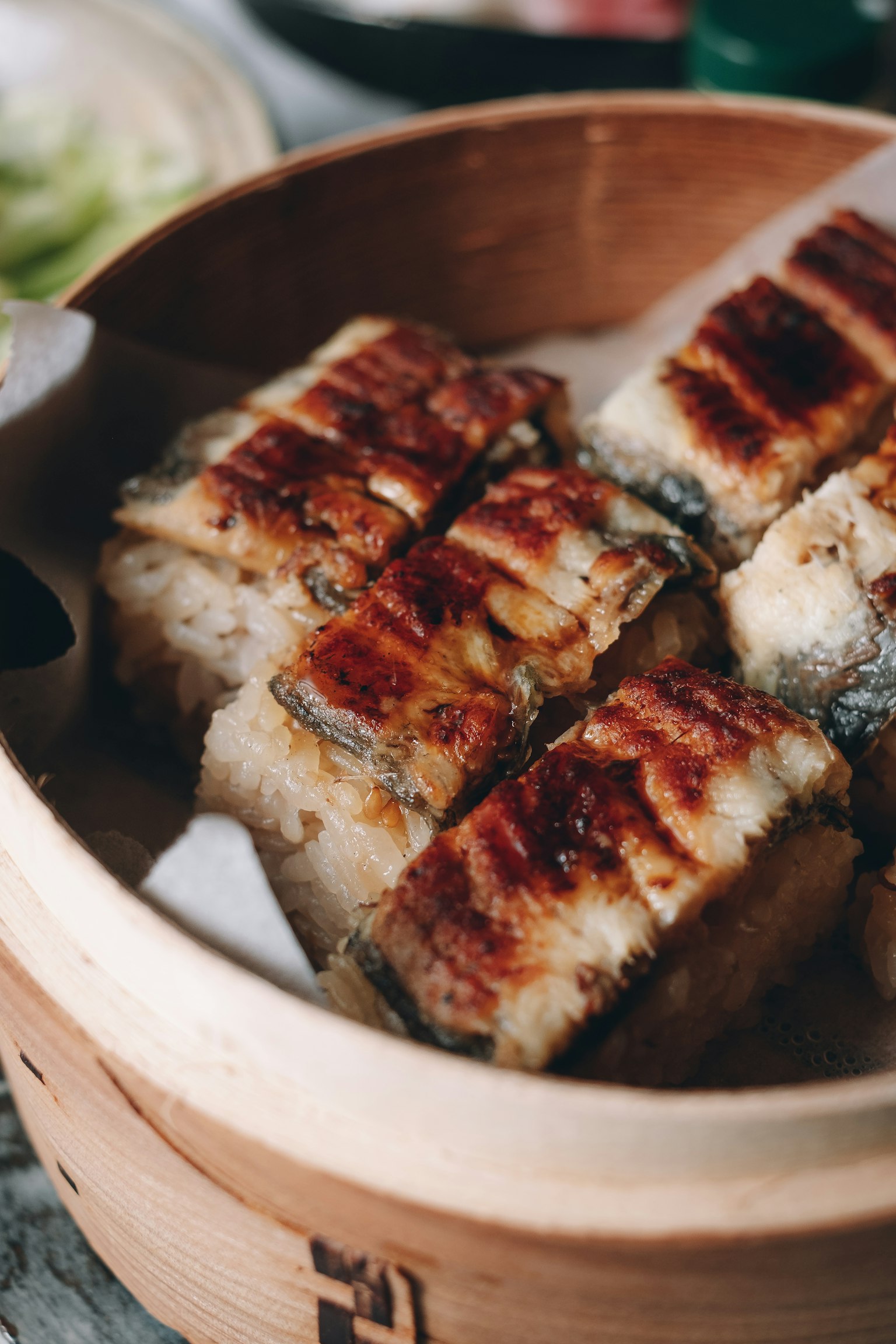 Filetes de pescado a la parrilla dispuestos en una cesta de vapor