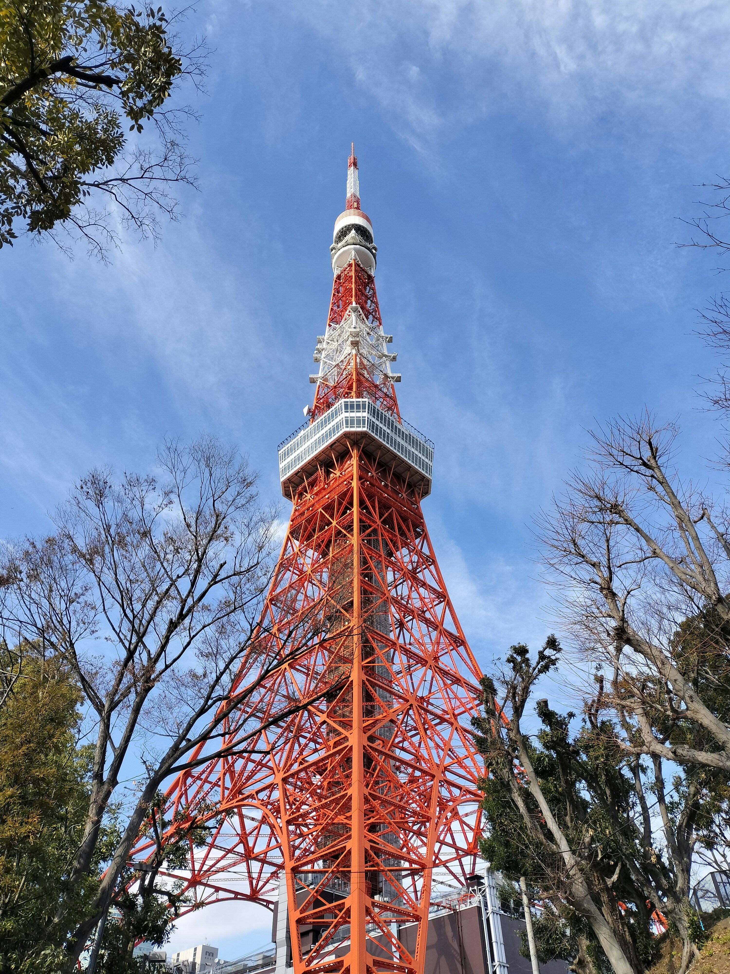 藍天背景下的東京塔紅白格構