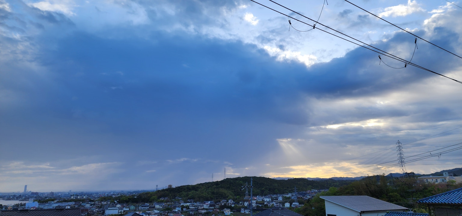 Vista panoramica del cielo blu e delle nuvole con linee elettriche visibili