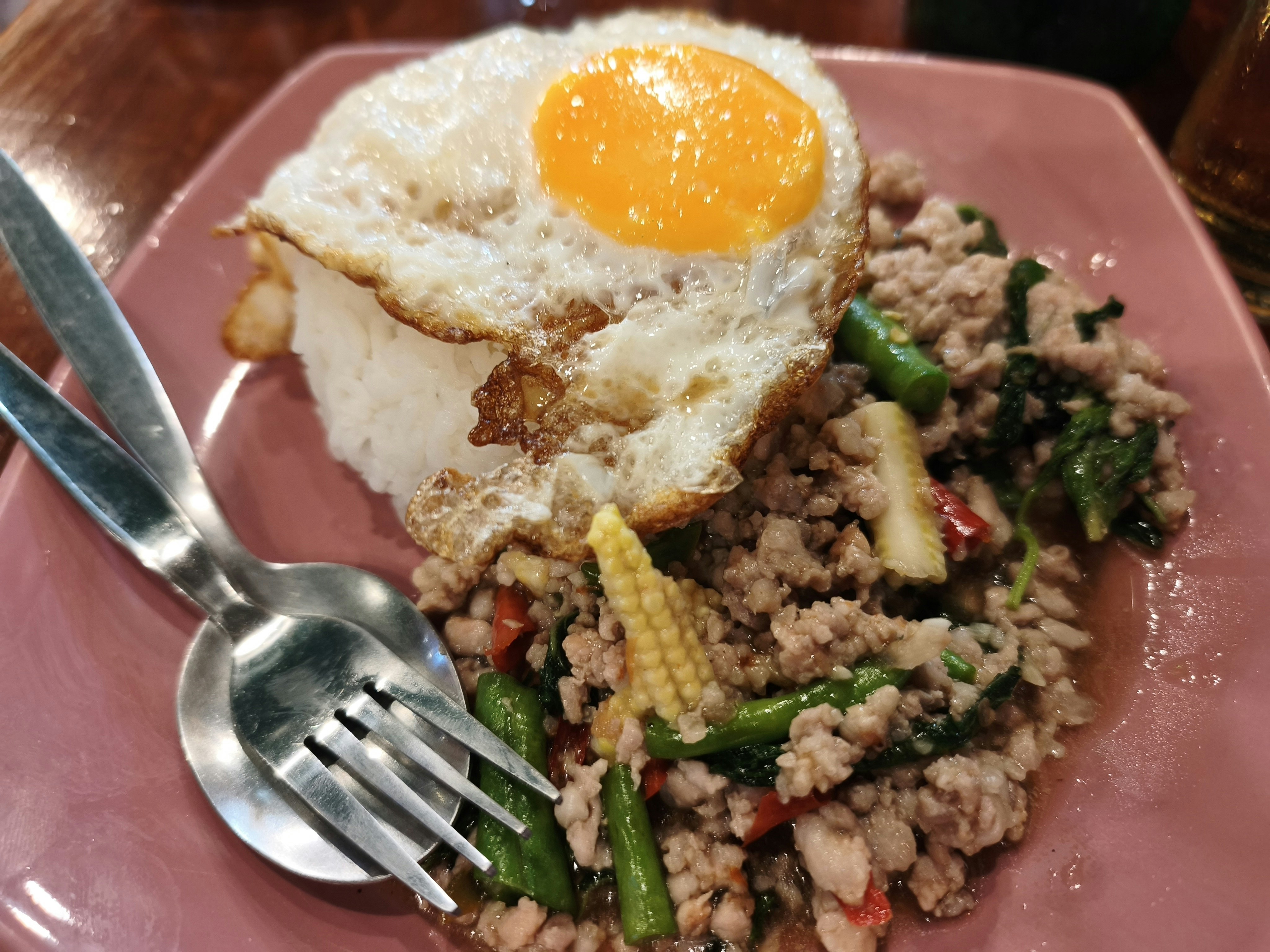 ピンクの皿に盛られたひき肉と野菜のガパオ風プレート