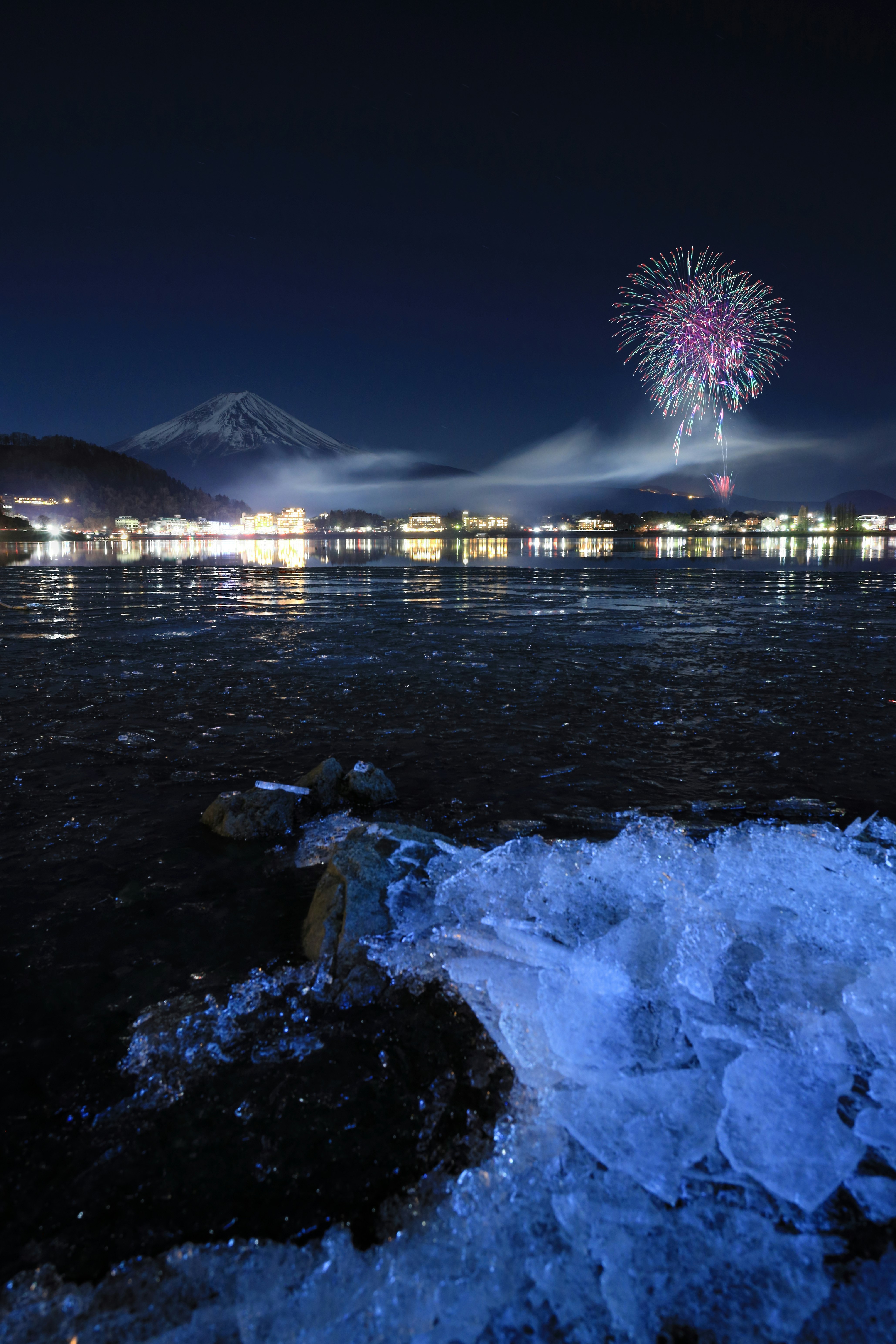 河口湖の夜、氷の岸辺と花火、富士山のシルエット