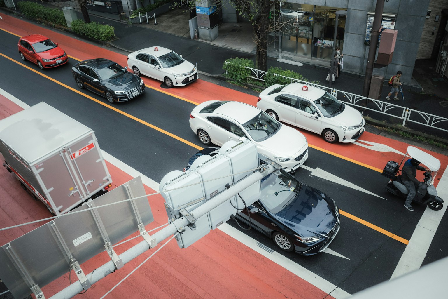 交通渋滞のある都市の道路の上からの眺め 車の列とバイクが見える