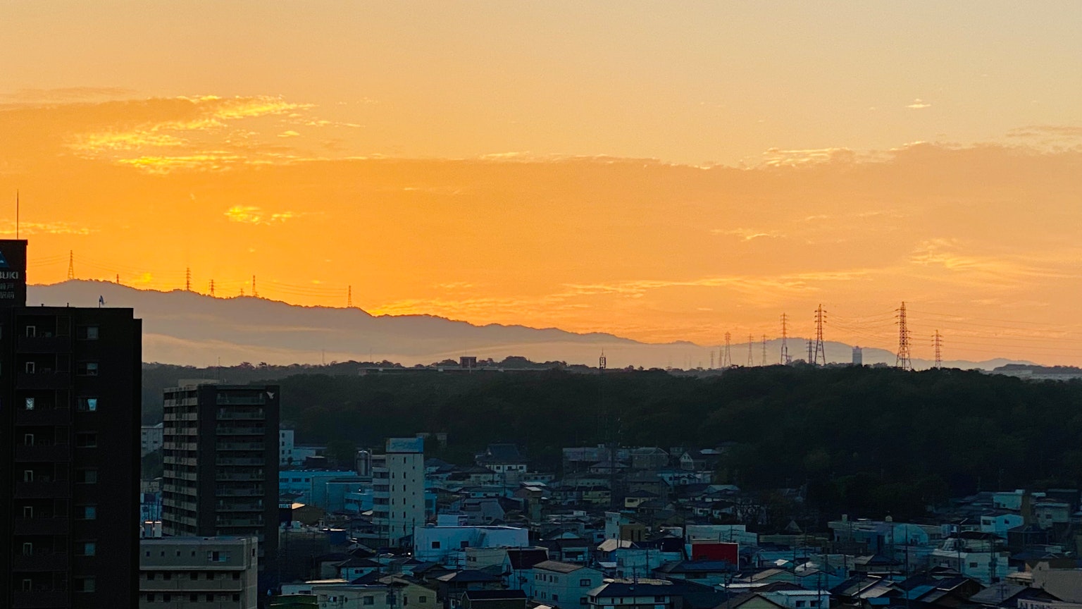 Langit senja dengan pemandangan kota di latar depan