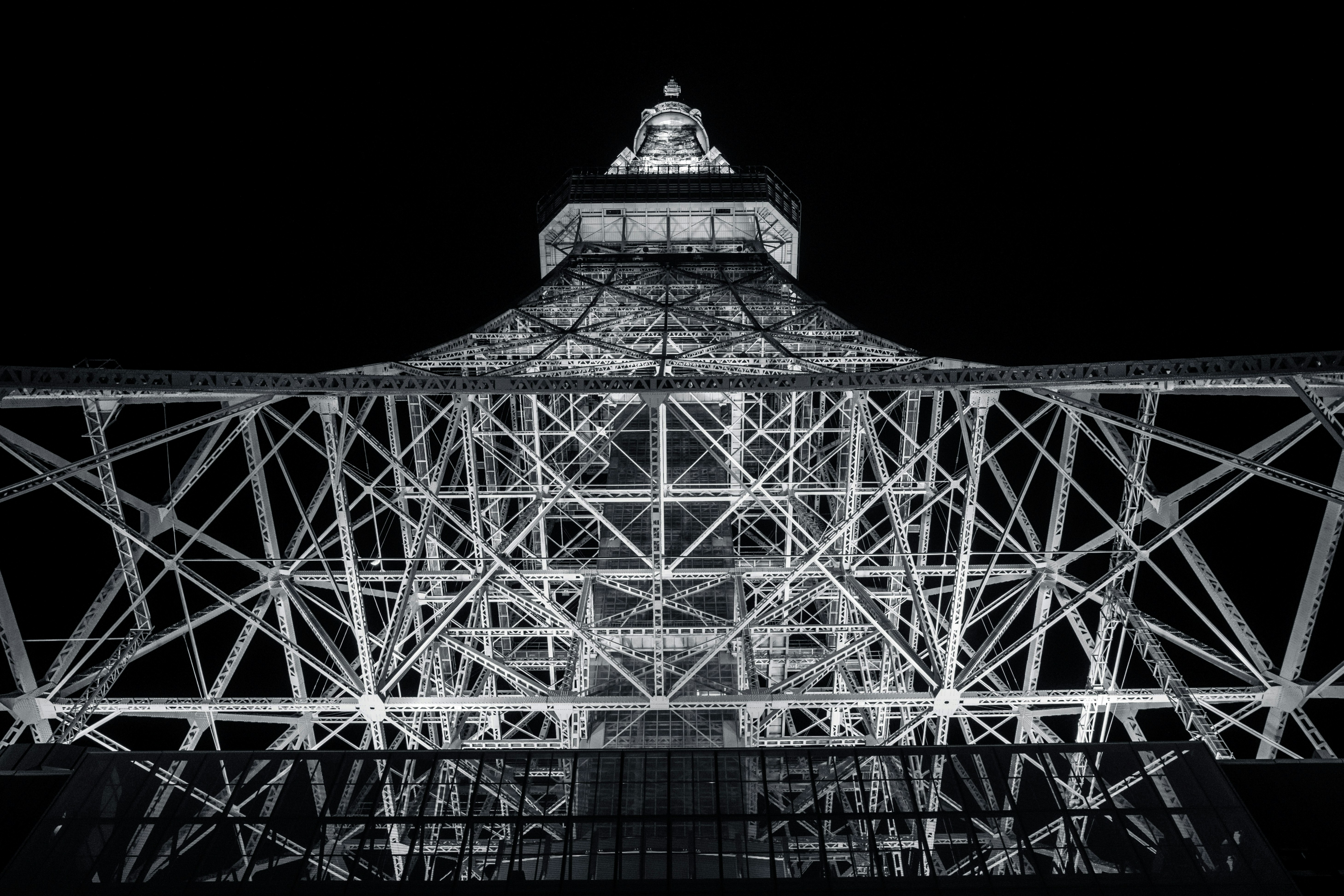 Vue nocturne de la tour de Tokyo et de sa structure en treillis