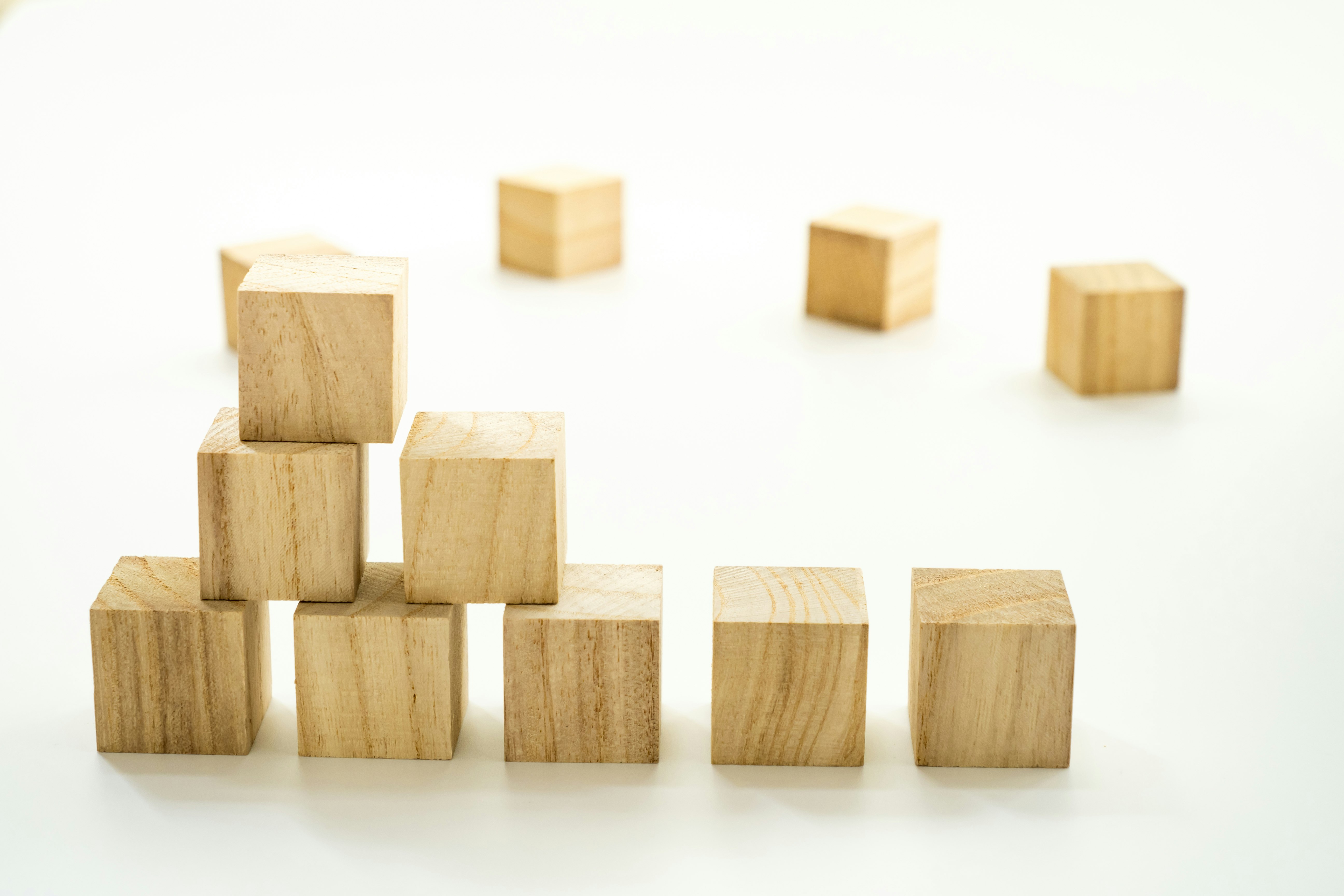 木製ブロックの積み上げと並べたオブジェクト