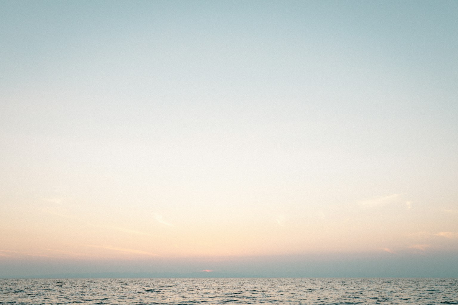 平静的海景与柔和的天空色彩