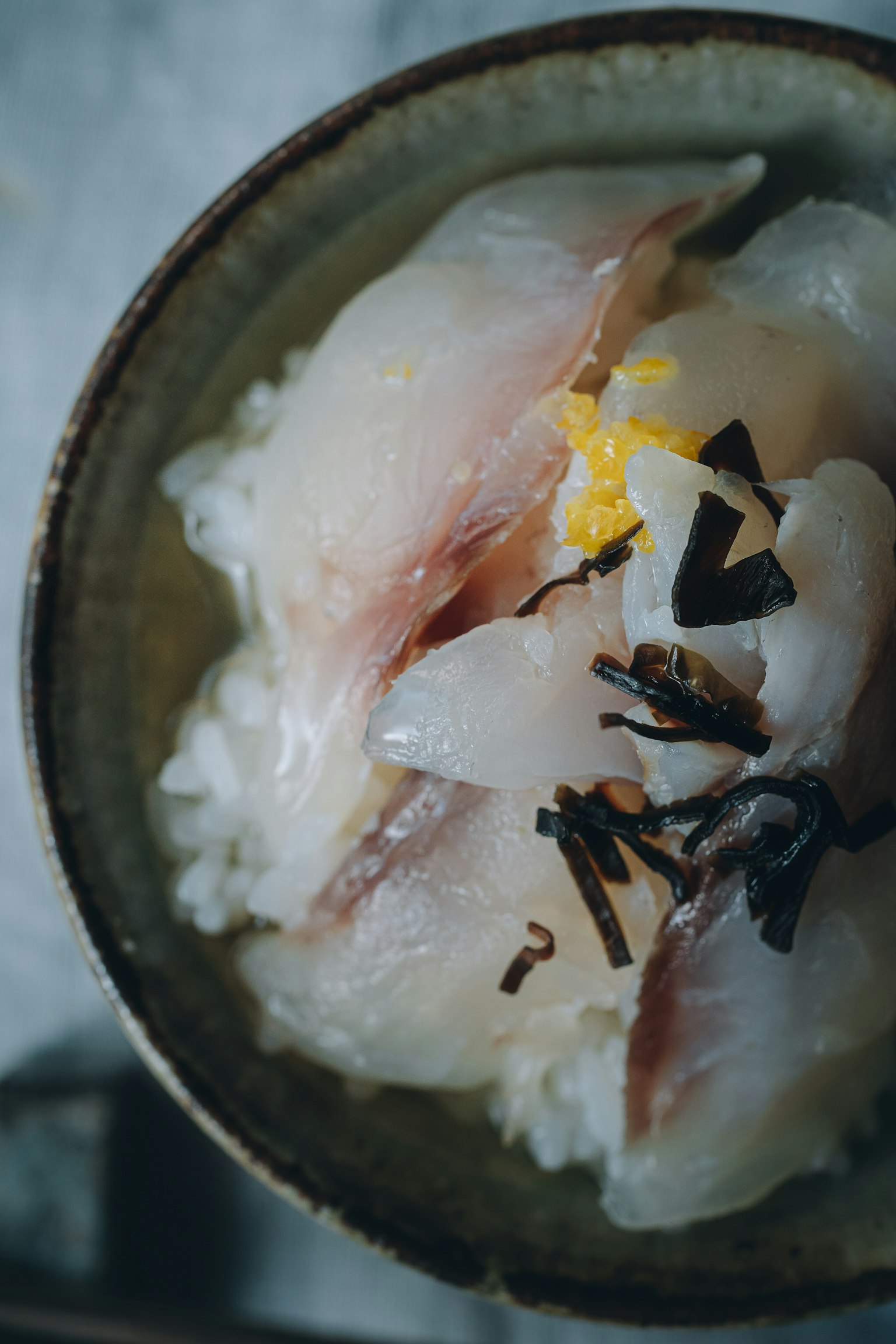 ชามข้าวซูชิท็อปด้วยซาชิมิสดและสาหร่าย