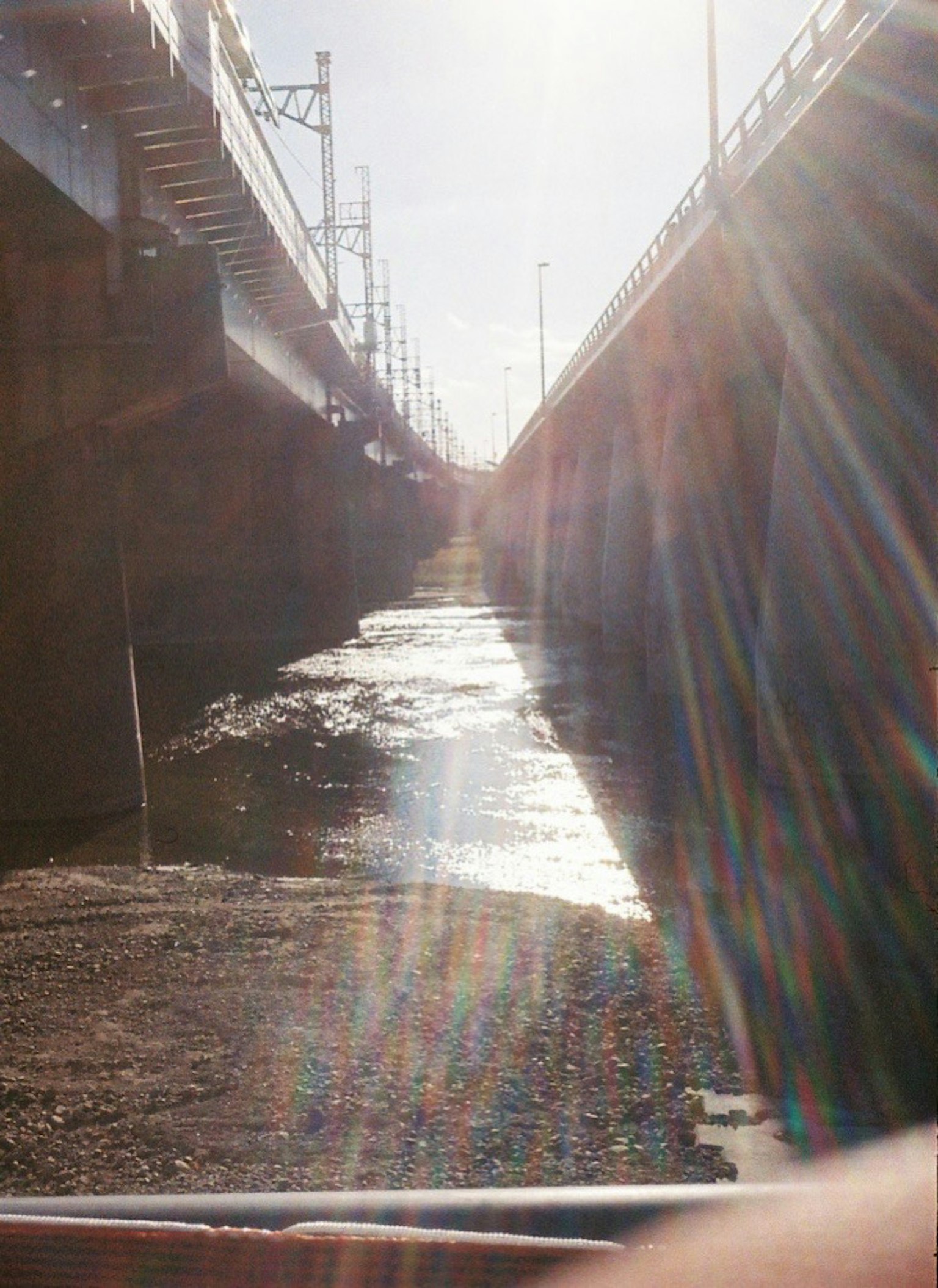 陽光和反射的狹窄水道場景