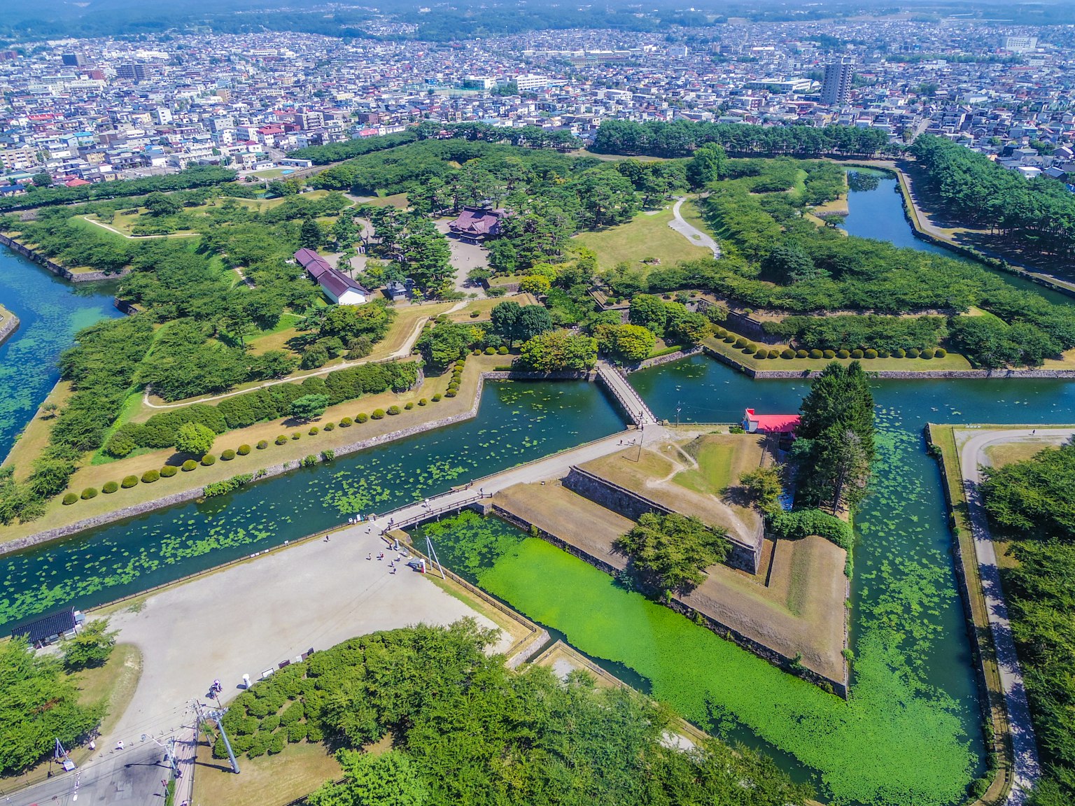 Vista aerea di un parco verdeggiante e corsi d'acqua