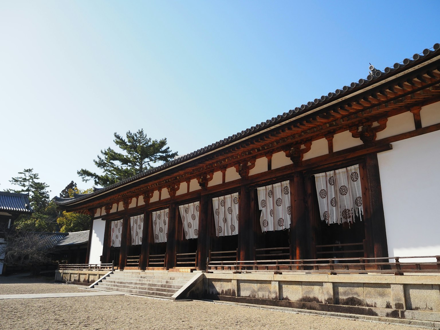 傳統的日本木建築在晴朗的藍天下