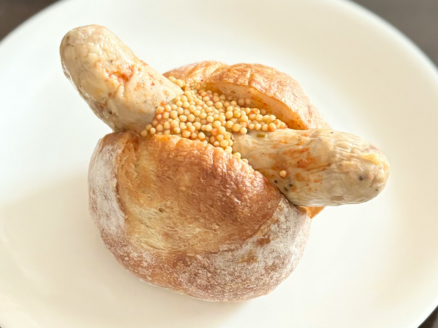 Einzigartiges rundes Brot mit Senfkörnern und in Form eines kleinen Pakets