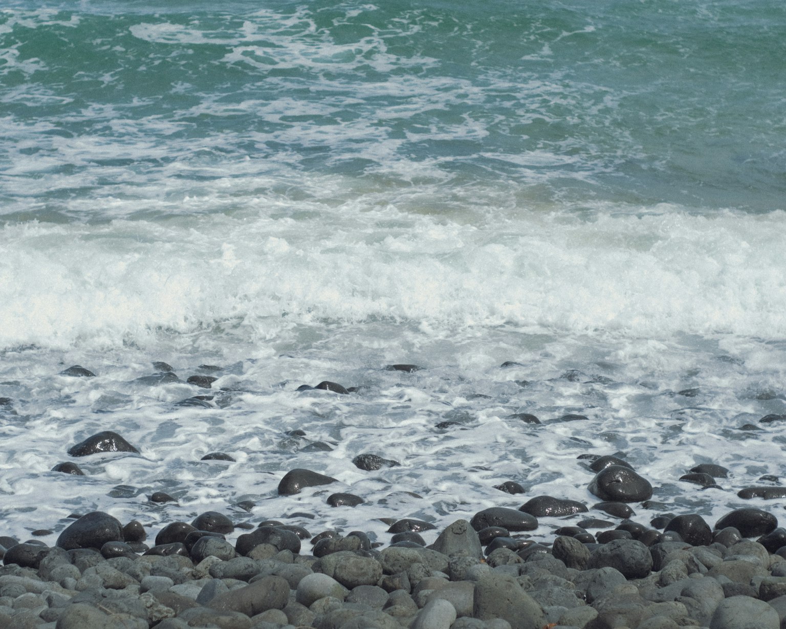 波浪拍打的岩石海岸