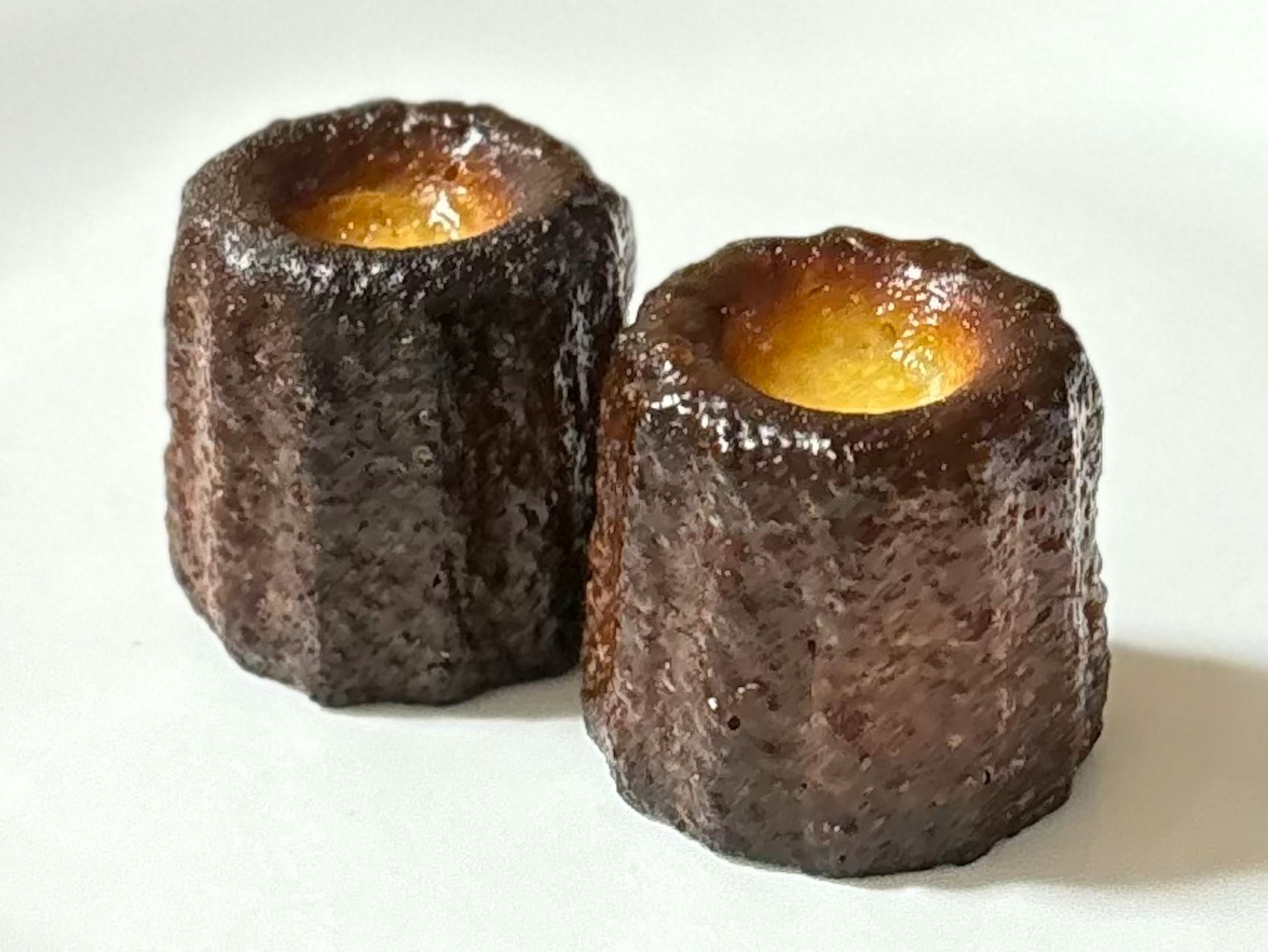 放在白色盤子上的兩個卡努雷