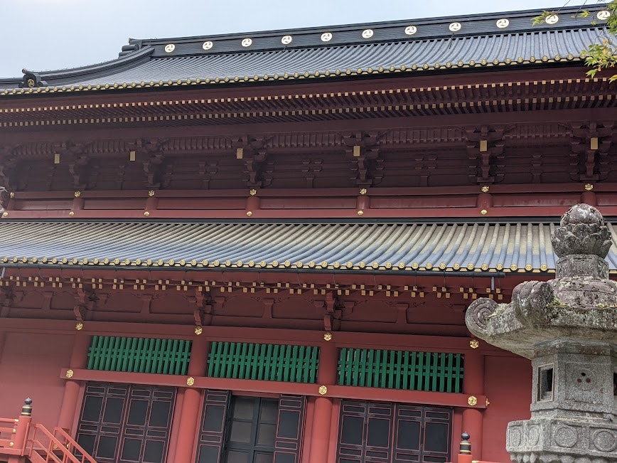 紅色寺廟牌樓屋頂與雕刻裝飾