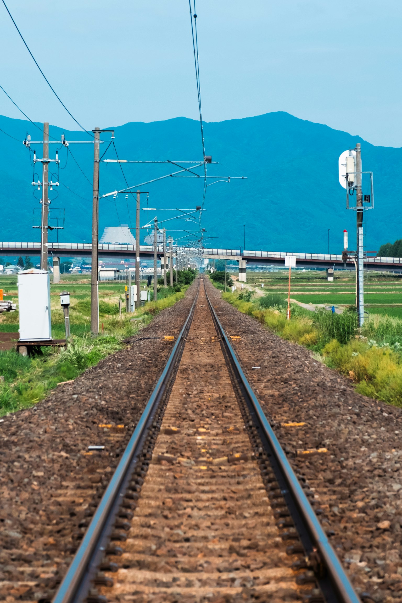 鉄道の線路が遠くの山に向かって伸びている風景