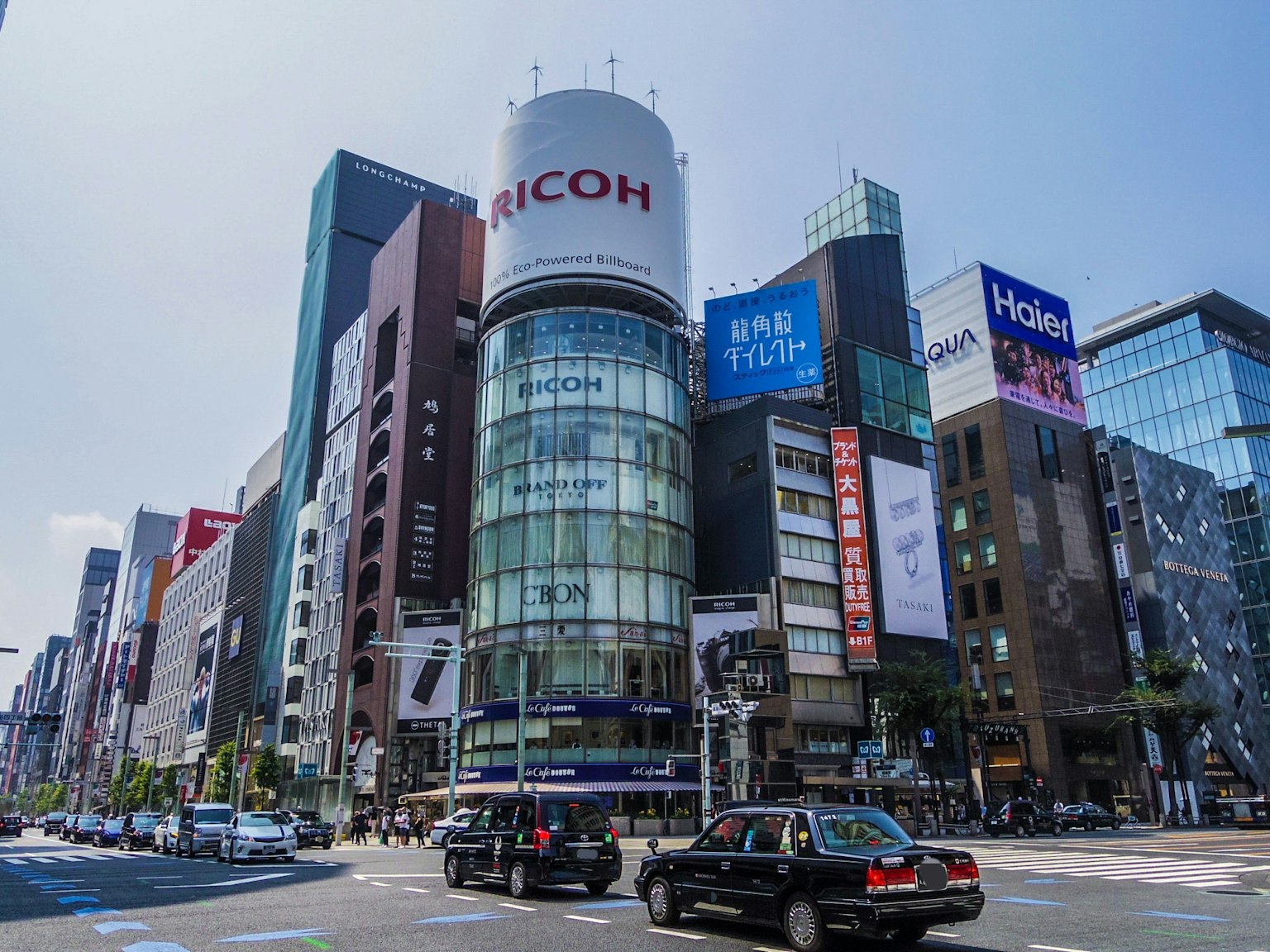 Paysage urbain avec un bâtiment Ricoh et des magasins environnants