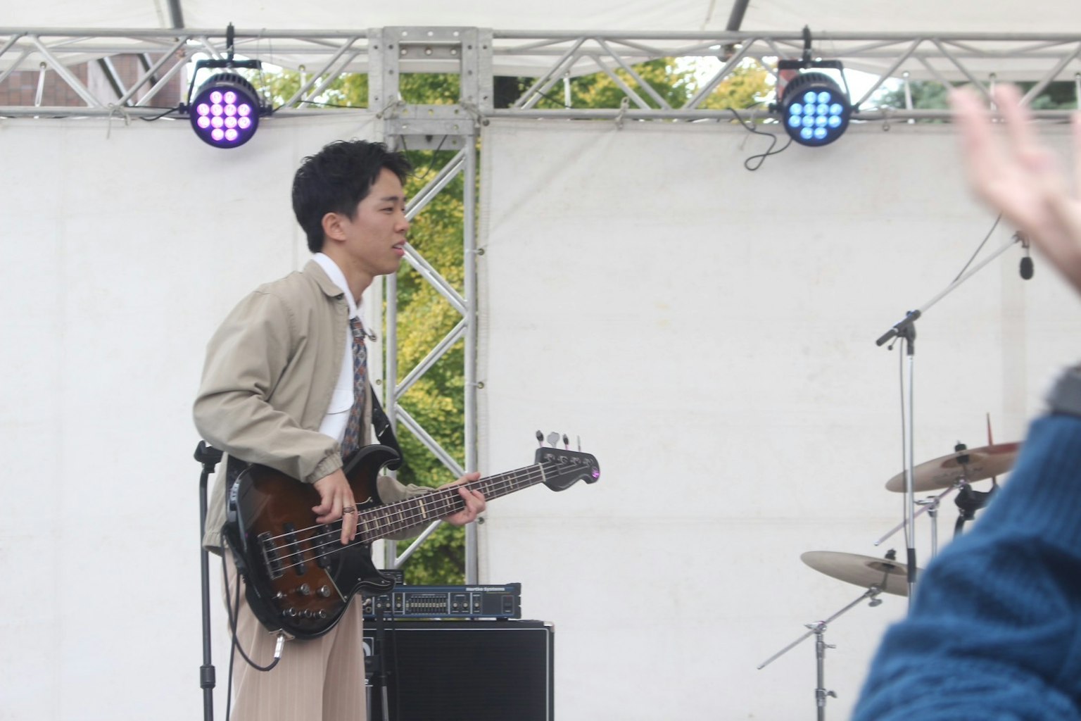 Músico masculino tocando el bajo en el escenario