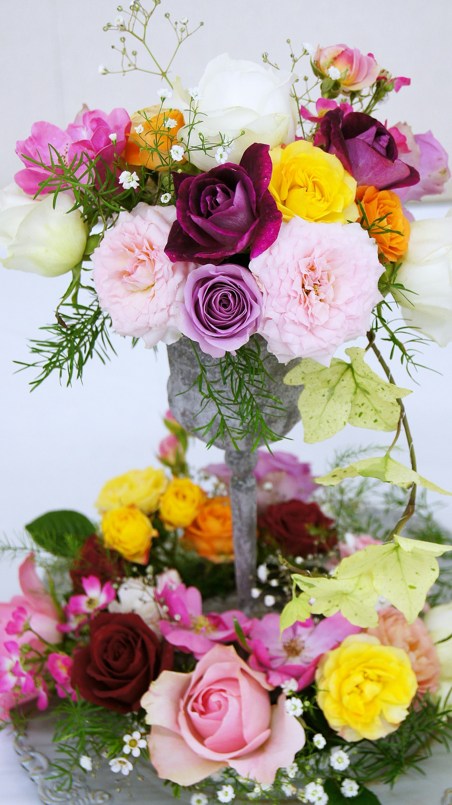 Arrangement floral magnifique avec des roses colorées et d'autres fleurs dans un design élégant
