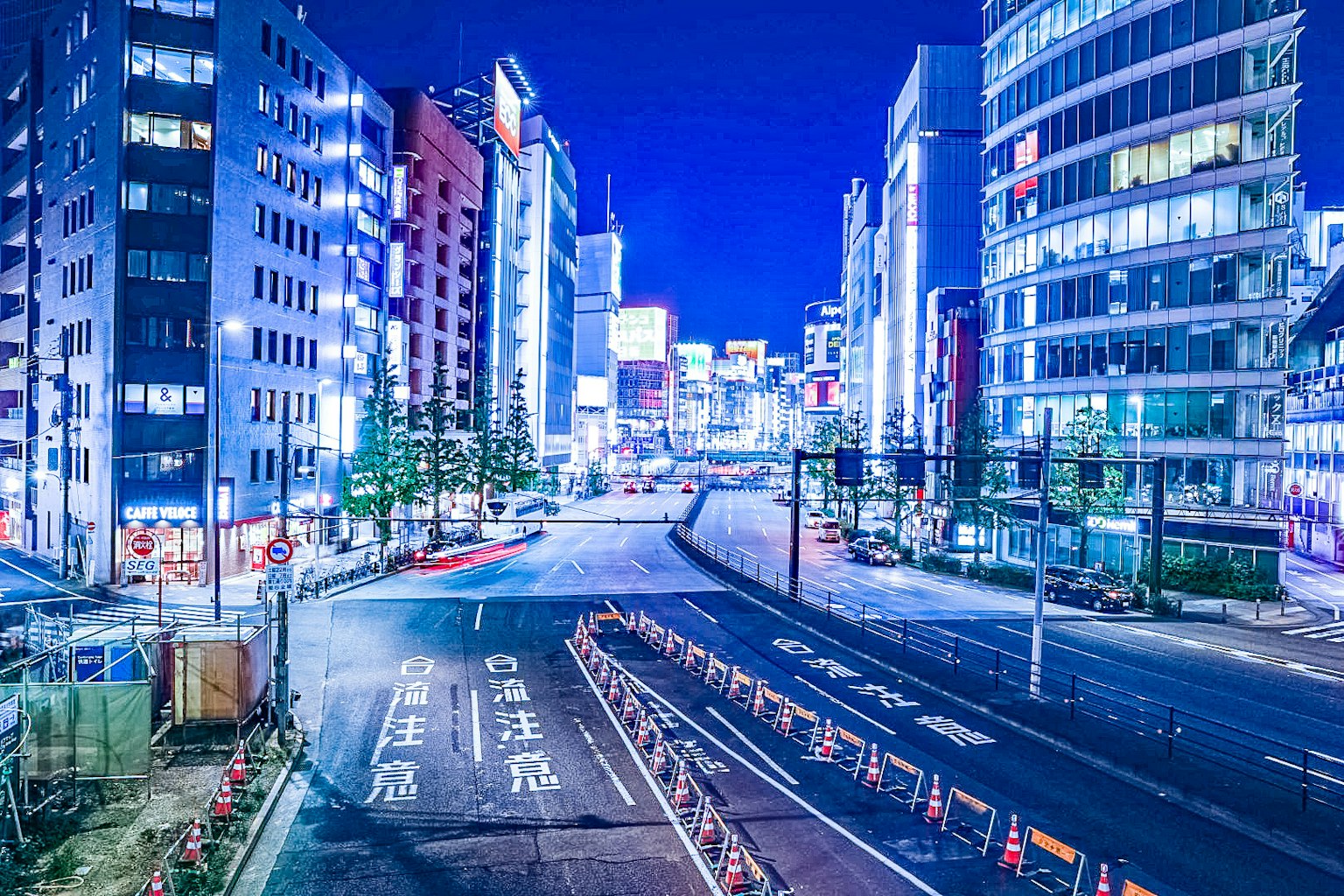 夜間城市風景，交叉路口，高樓大廈和閃亮的霓虹燈