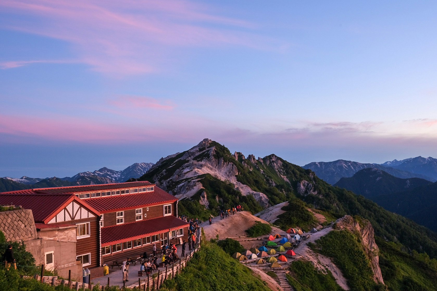ピンク色に染まる燕山荘と燕岳の山小屋