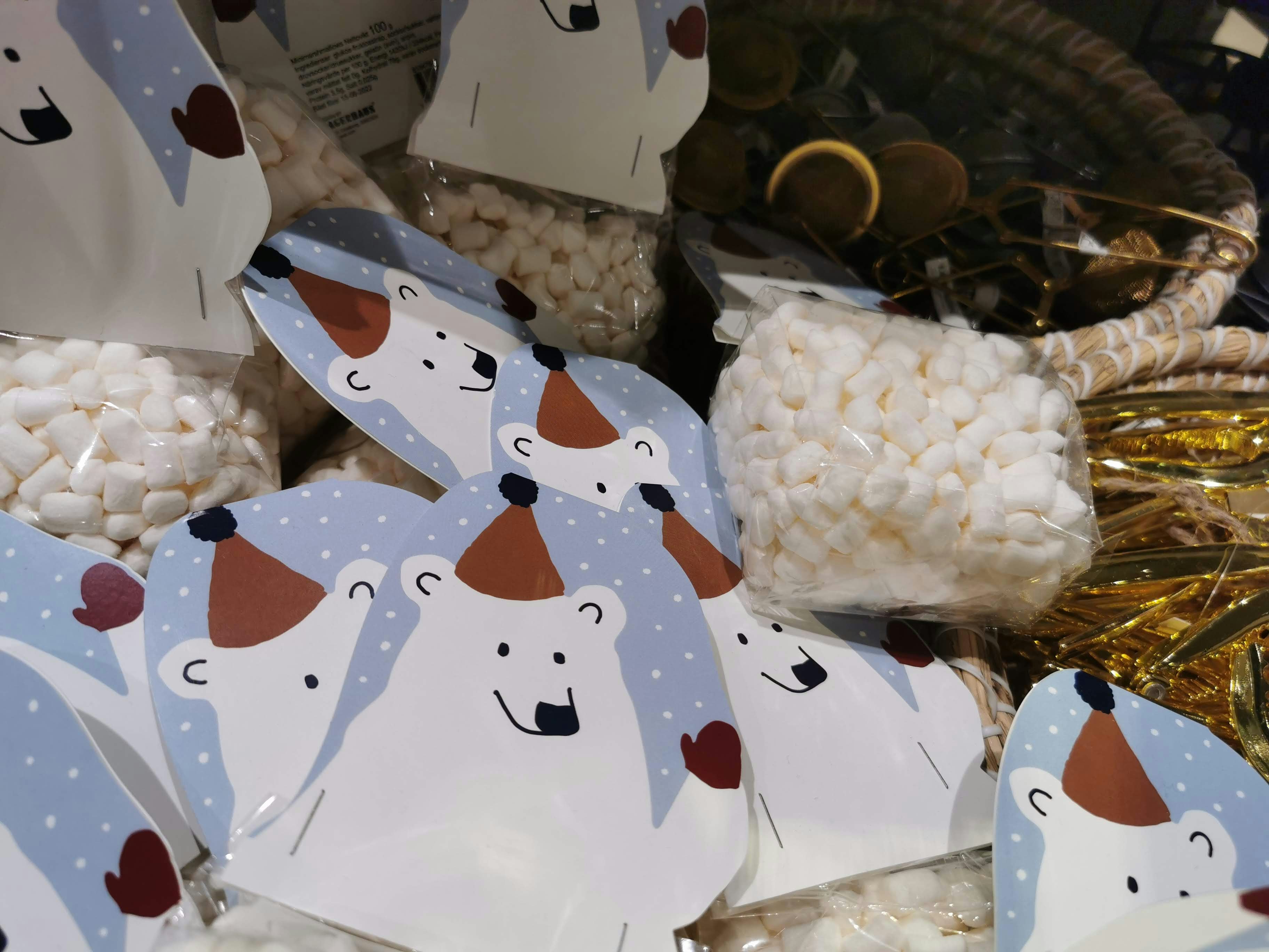 sachets cadeaux illustrés de chiens et assortiment de bonbons