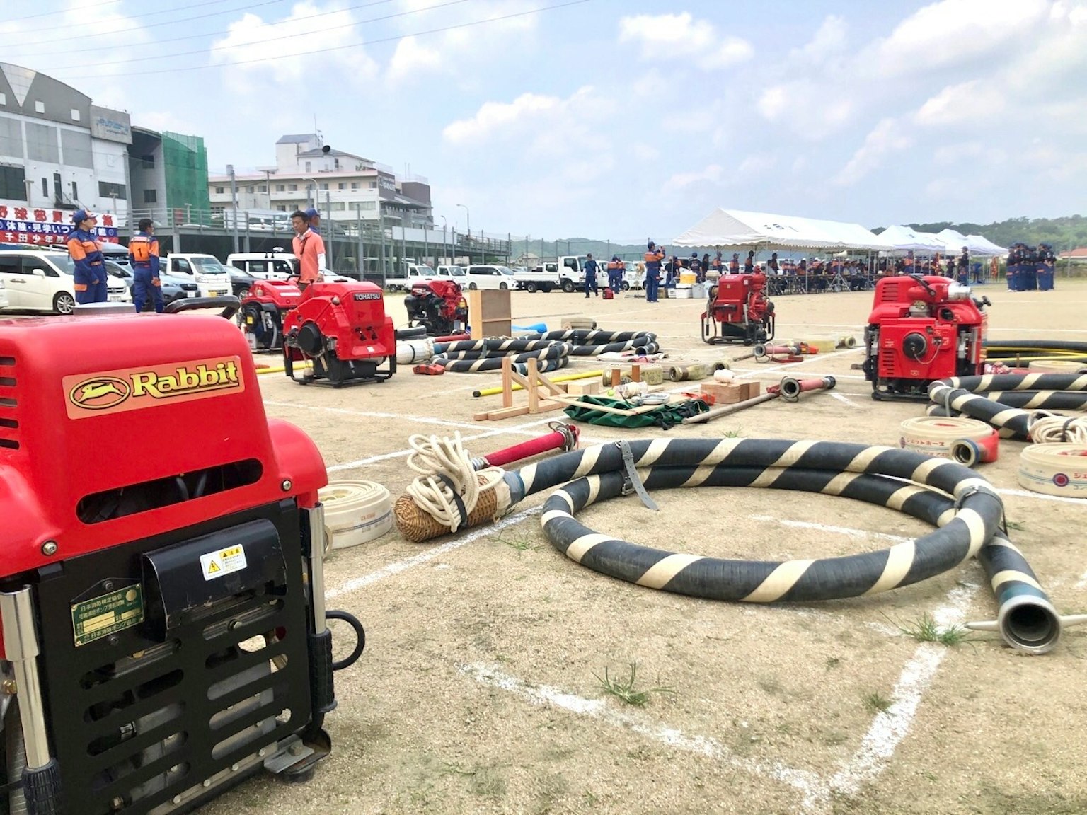 Khu vực làm việc ngoài trời với máy móc màu đỏ và ống trải ra
