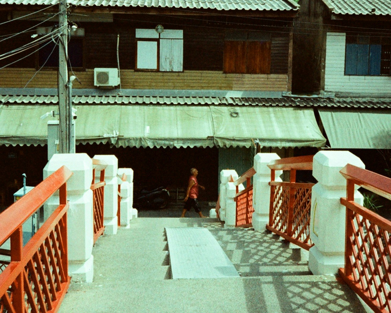 バンコクの路地にある木製の柵と中庭の通路