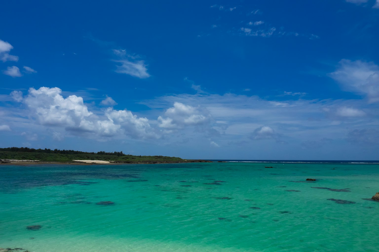Bellissimo paesaggio di spiaggia con oceano blu e nuvole bianche
