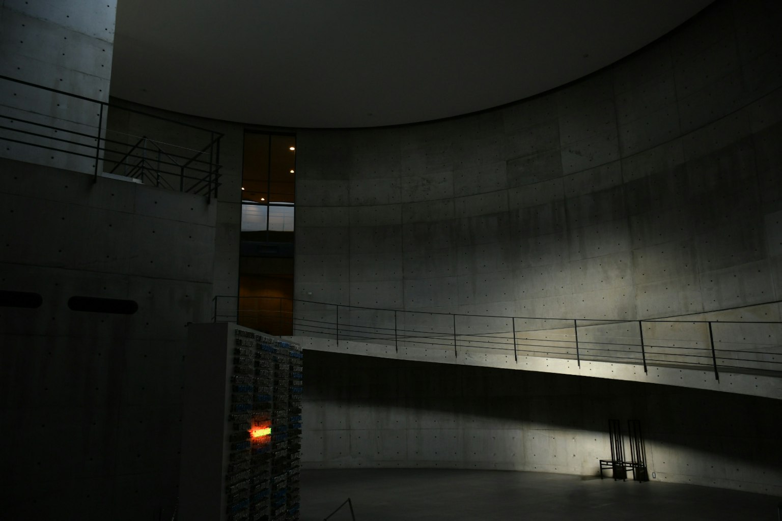 Muri in cemento scuro con un design architettonico curvo