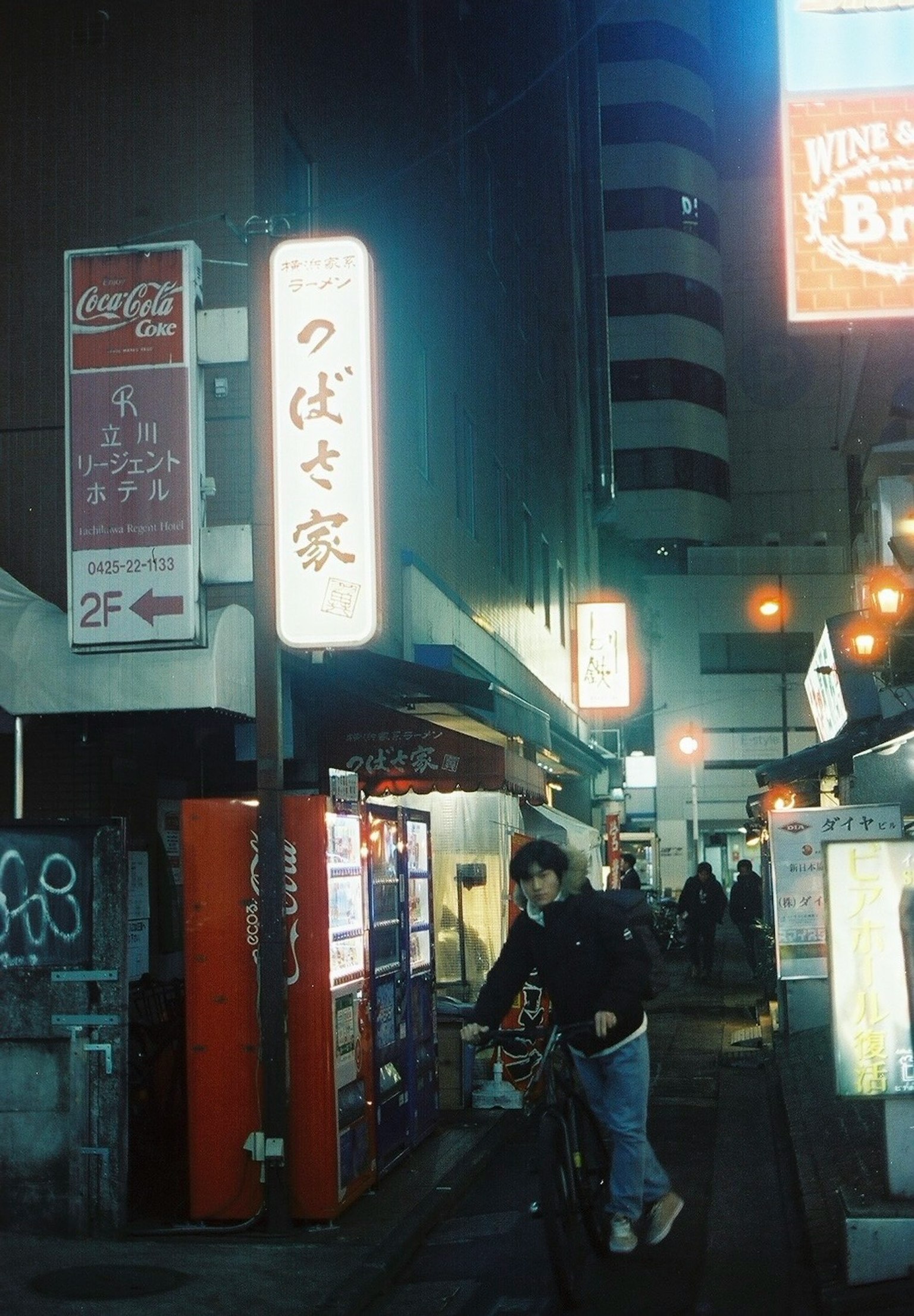 夜间街景，展示餐厅招牌和行人