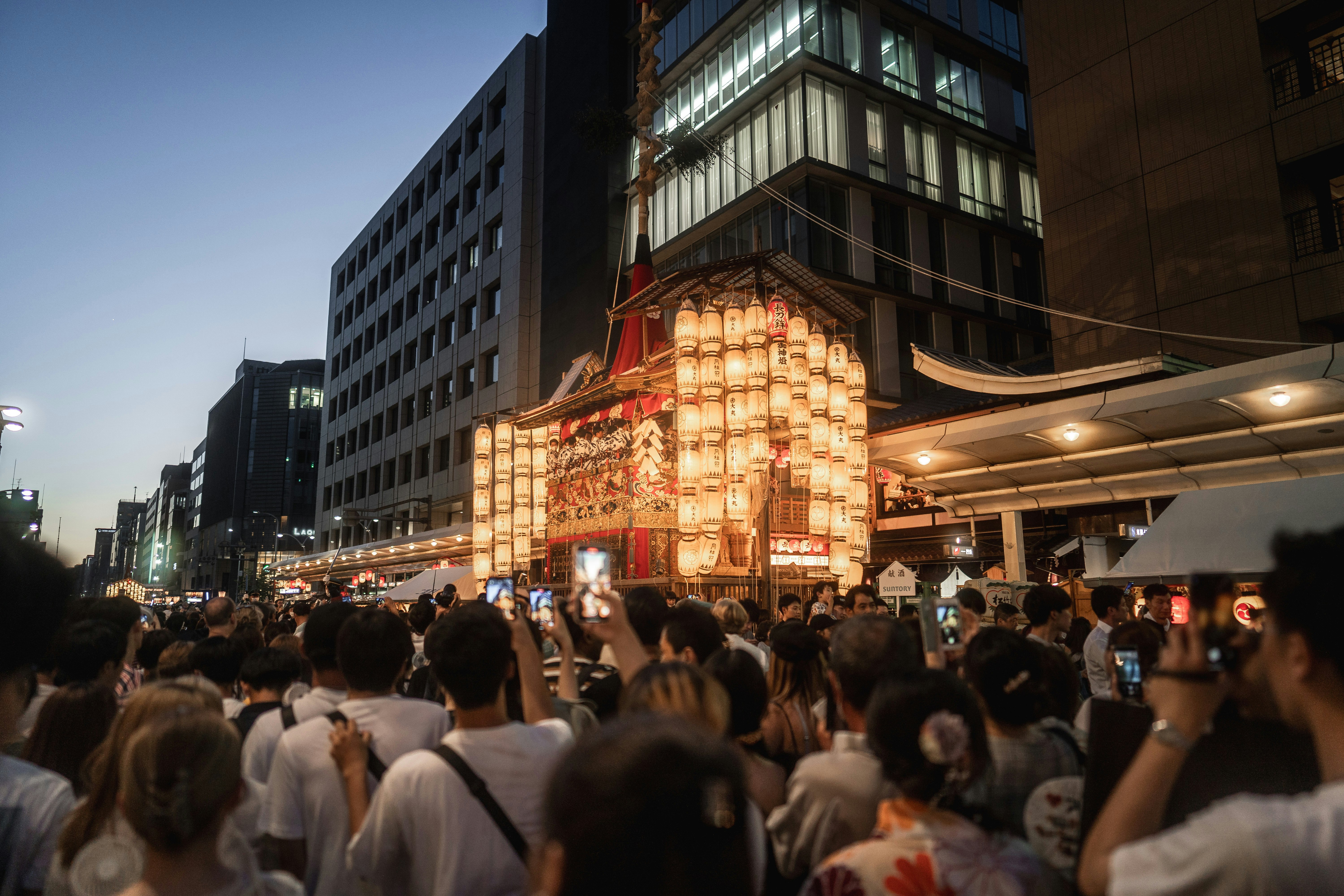 Lanternine del Gion Matsuri lungo una strada notturna