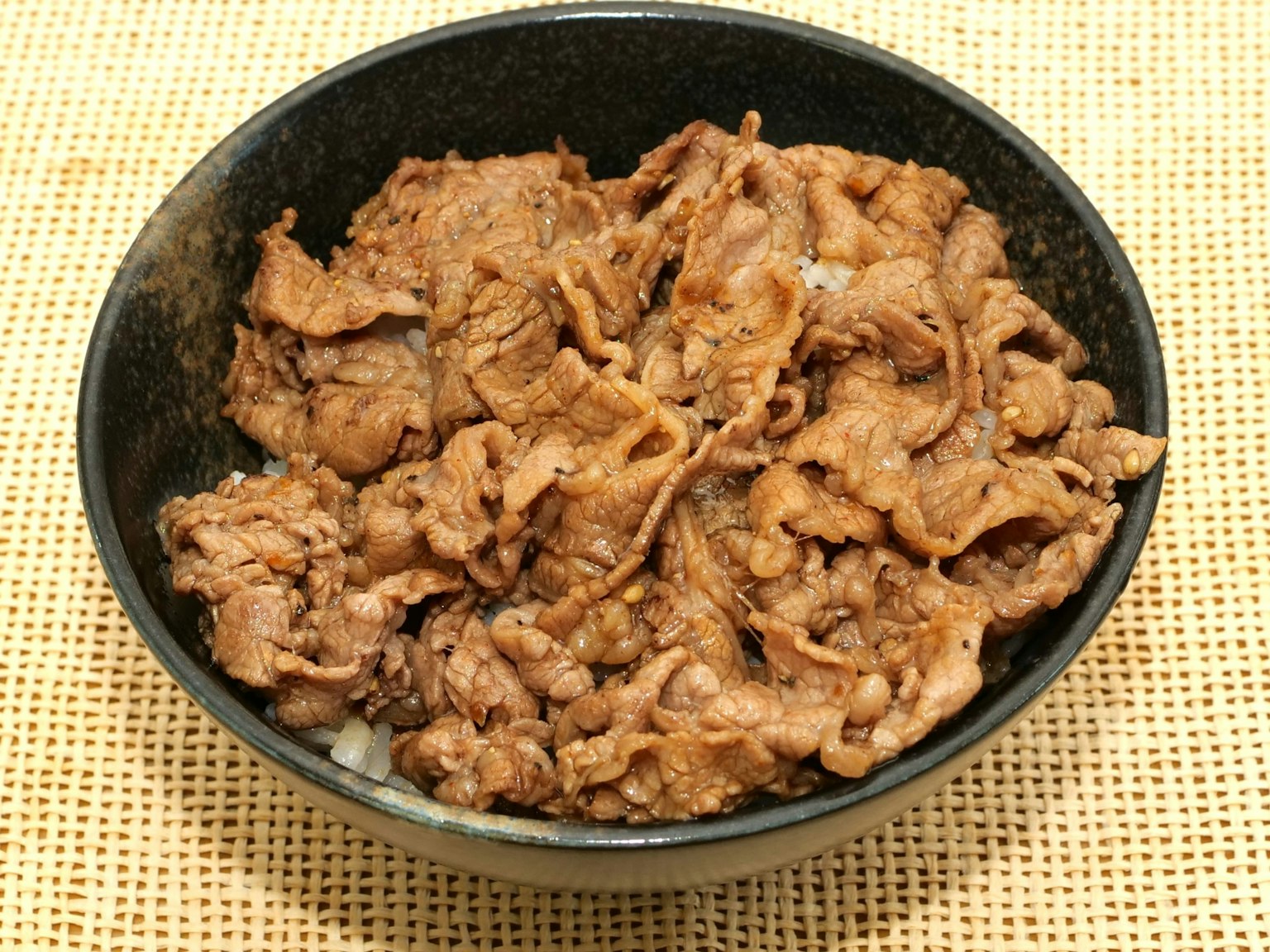 碗中盛着牛肉和洋葱的牛丼饭