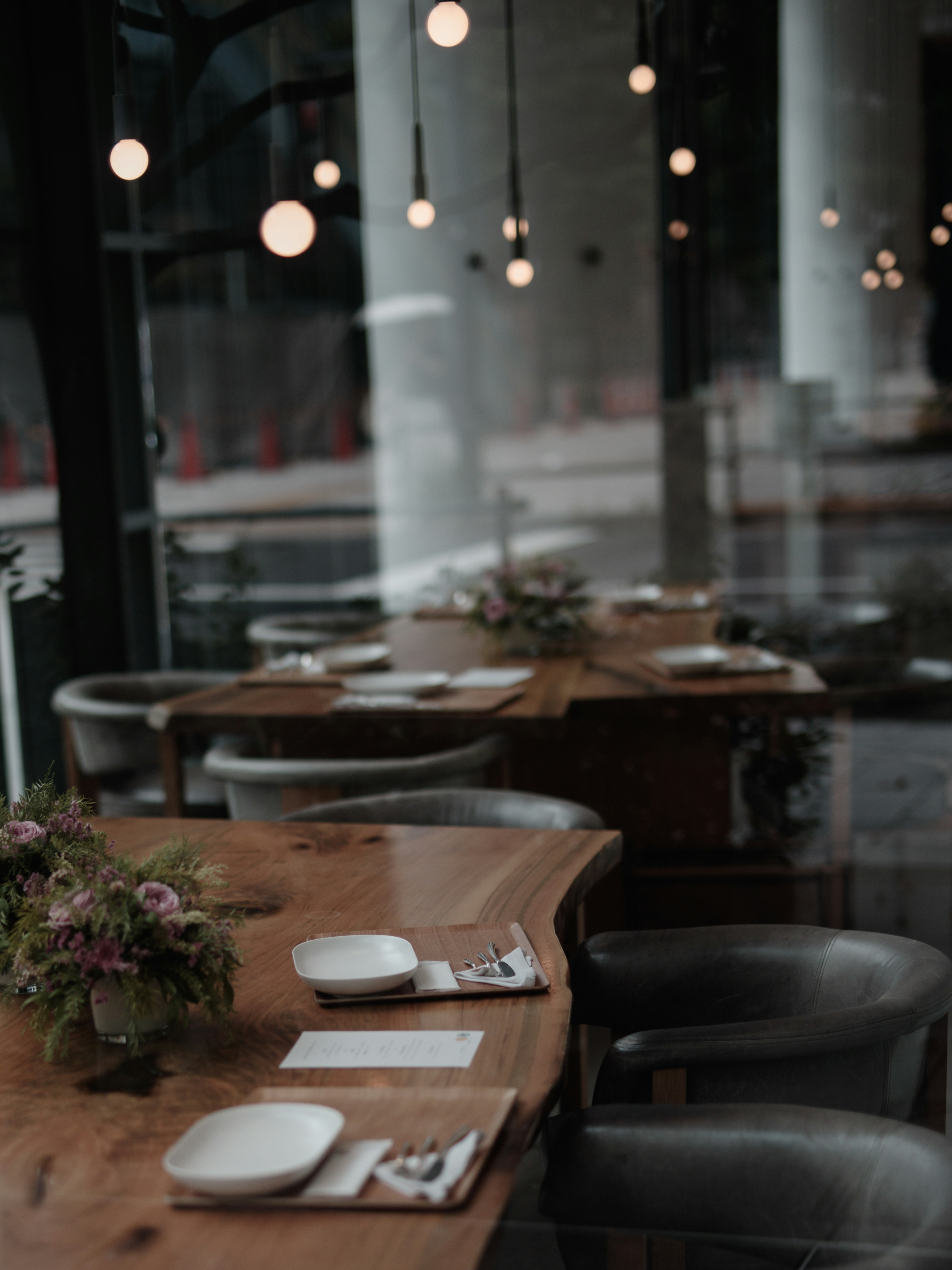 โต๊ะร้านอาหารพร้อมของตกแต่งดอกไม้และบรรยากาศ cityscape ในร่ม