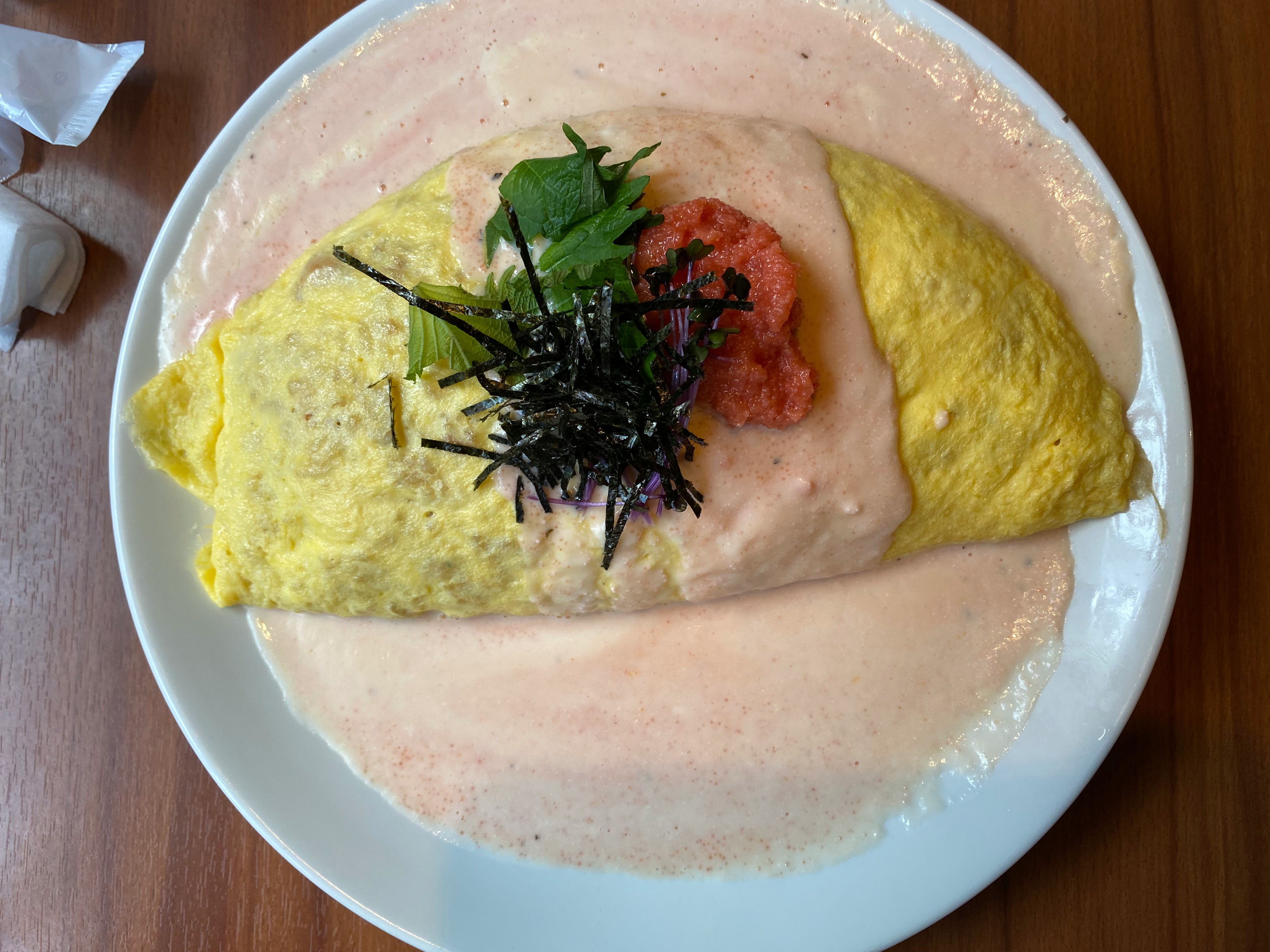 オムレツ風の卵料理に海苔とソースを添えたプレート