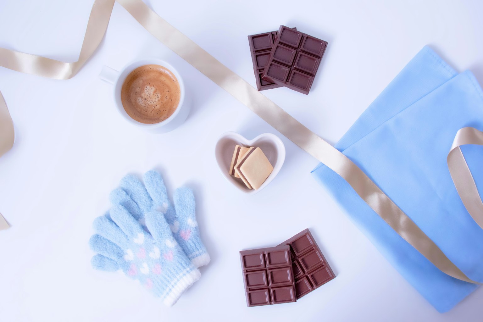 Elegante Tischdekoration mit Schokolade und Kaffee