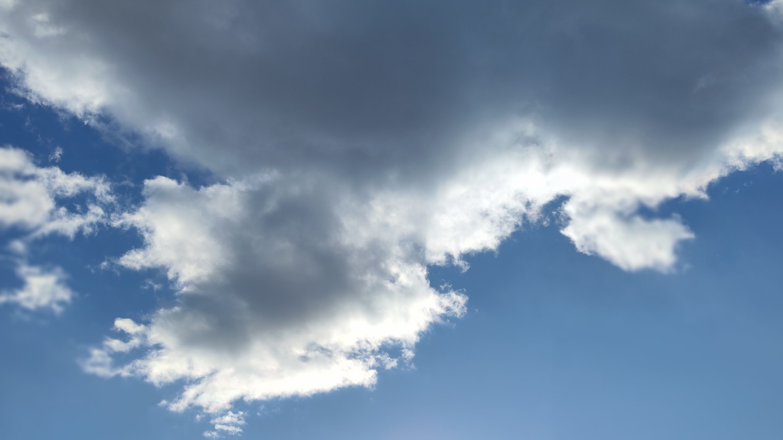 Schöne Aussicht auf weiße Wolken, die in einem blauen Himmel schweben