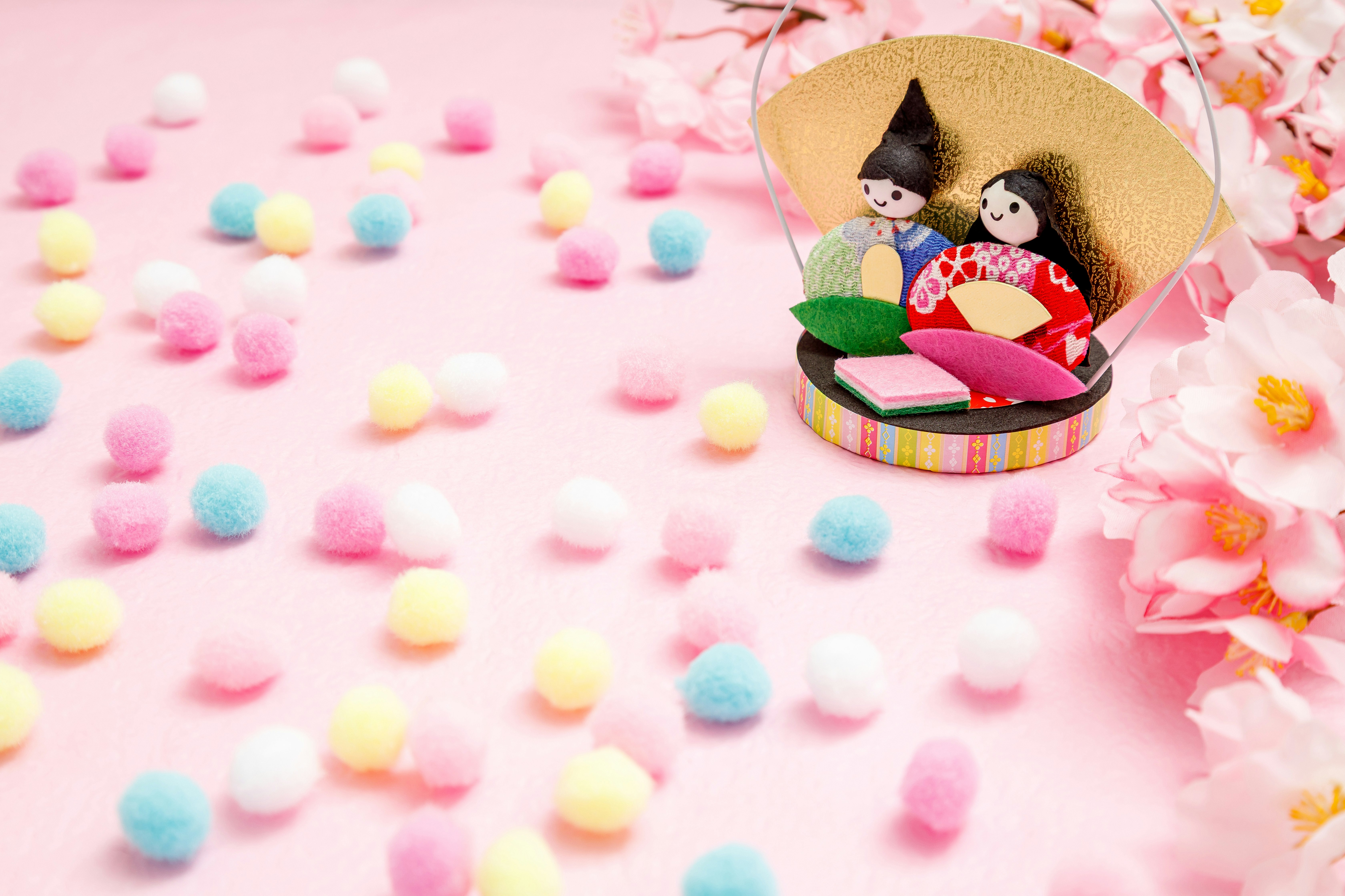 彩色棉花糖般的絨球與圓形盒子裡的小玩偶擺件