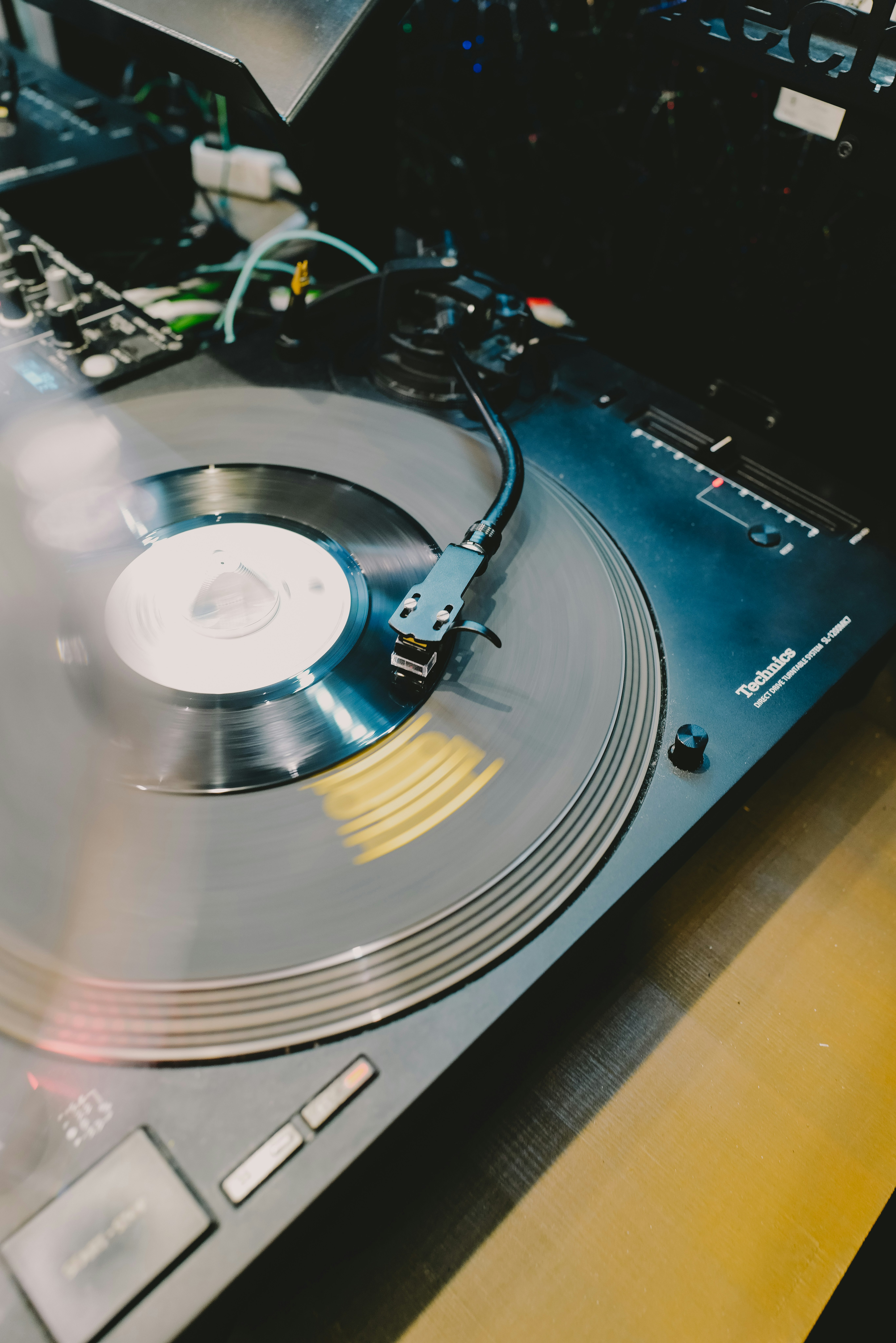 ターンテーブル上のレコードとDJ機材