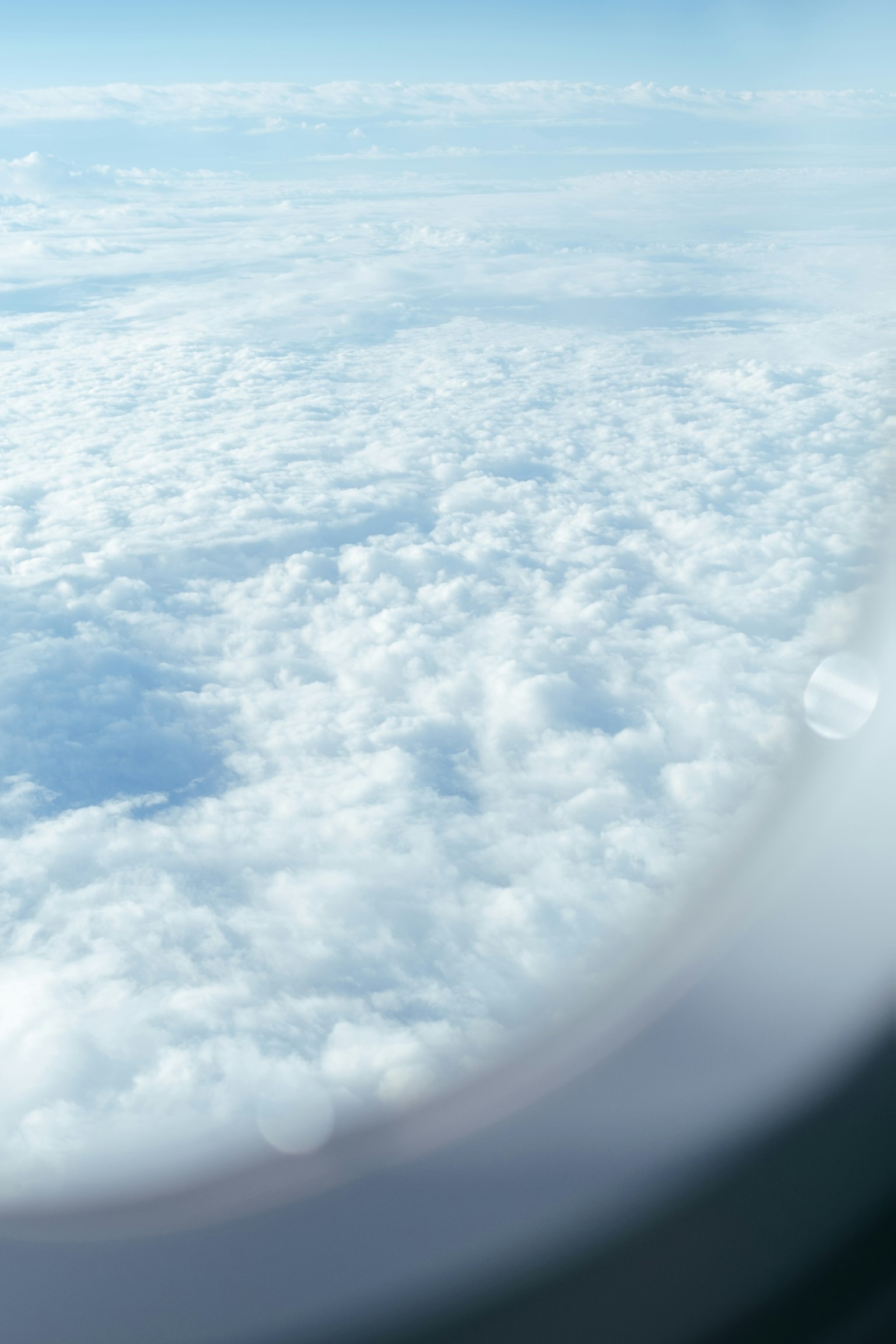 Nubes y cielo azul vistos desde una ventana de avión