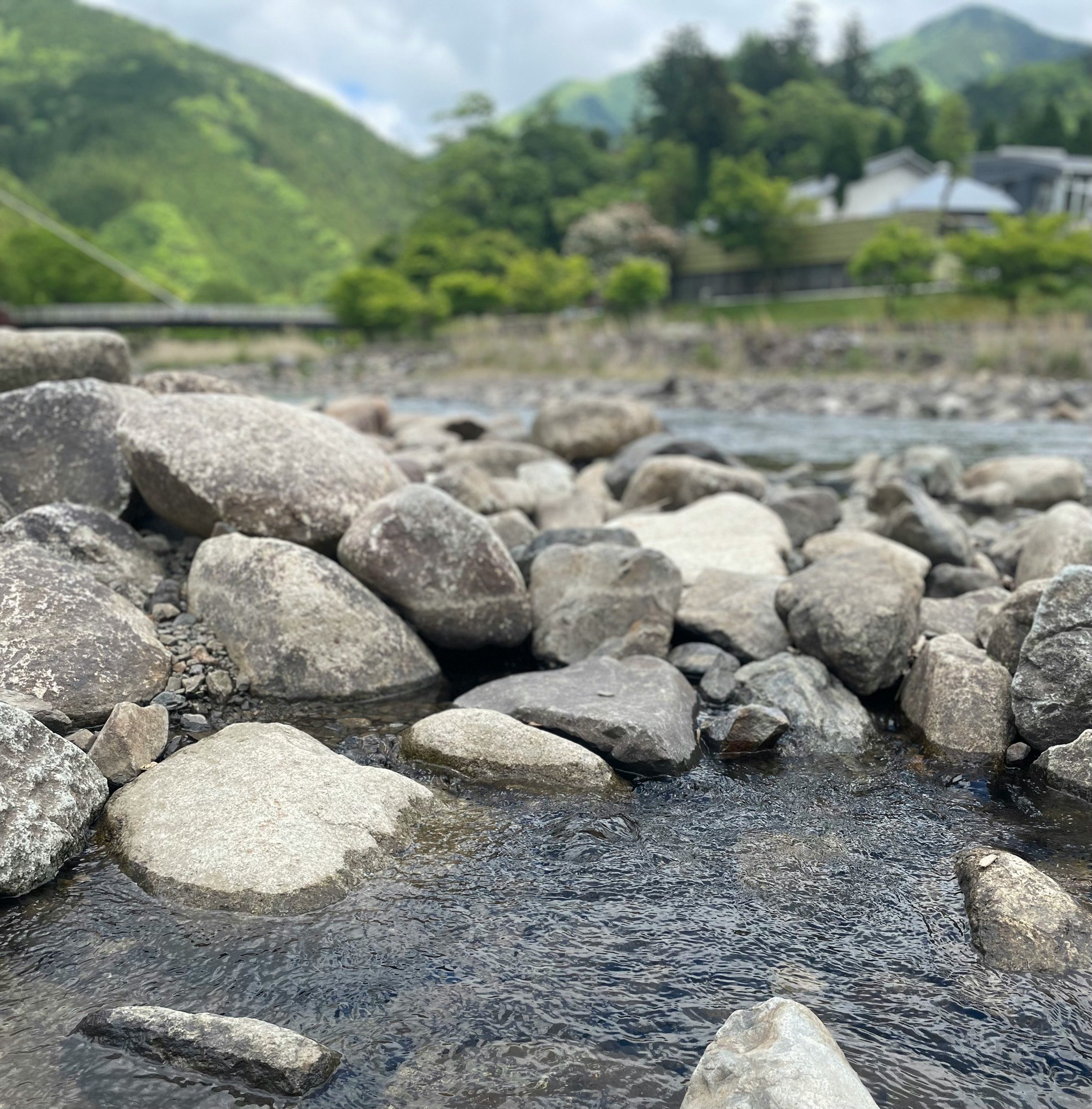 川辺の大きな石と流れる水