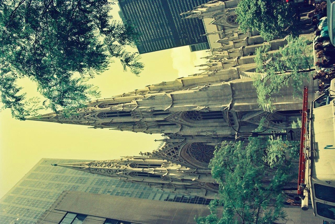 cour intérieure de temple avec escaliers en pierre et galeries superposés
