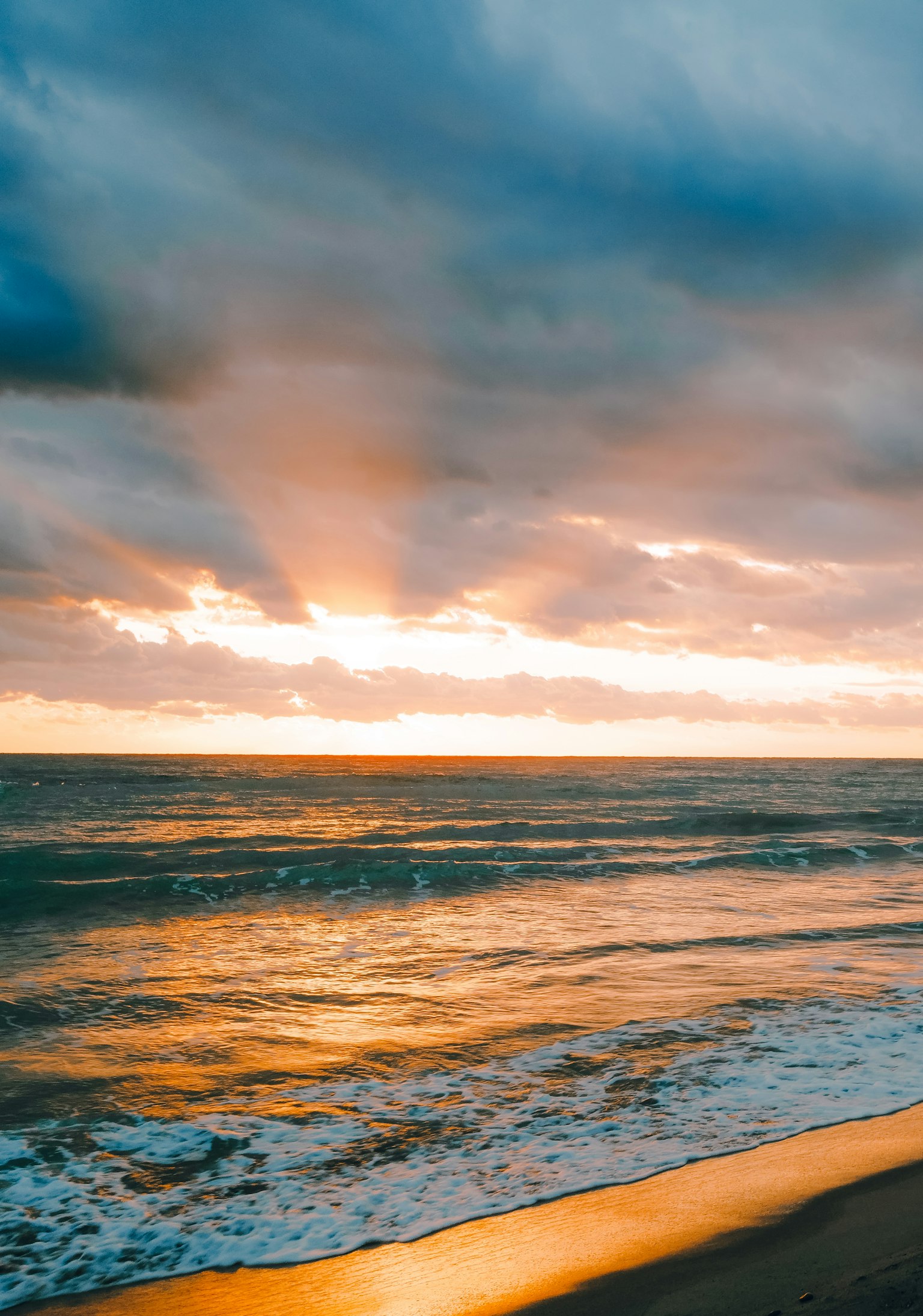 Bellissimo paesaggio del tramonto sul mare raggi di luce che attraversano le nuvole